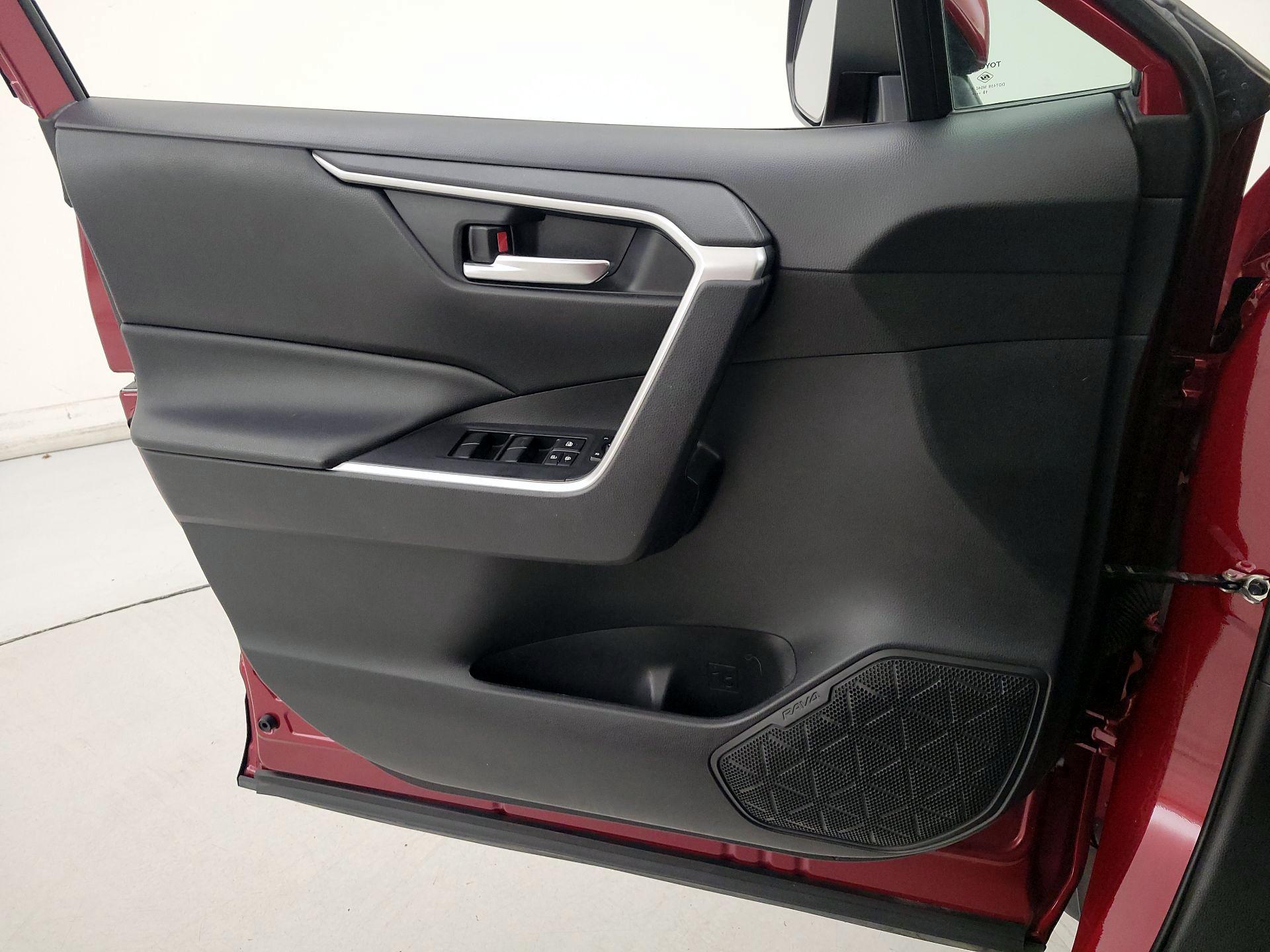 Thumbnail: 2020 Toyota RAV4 - 12