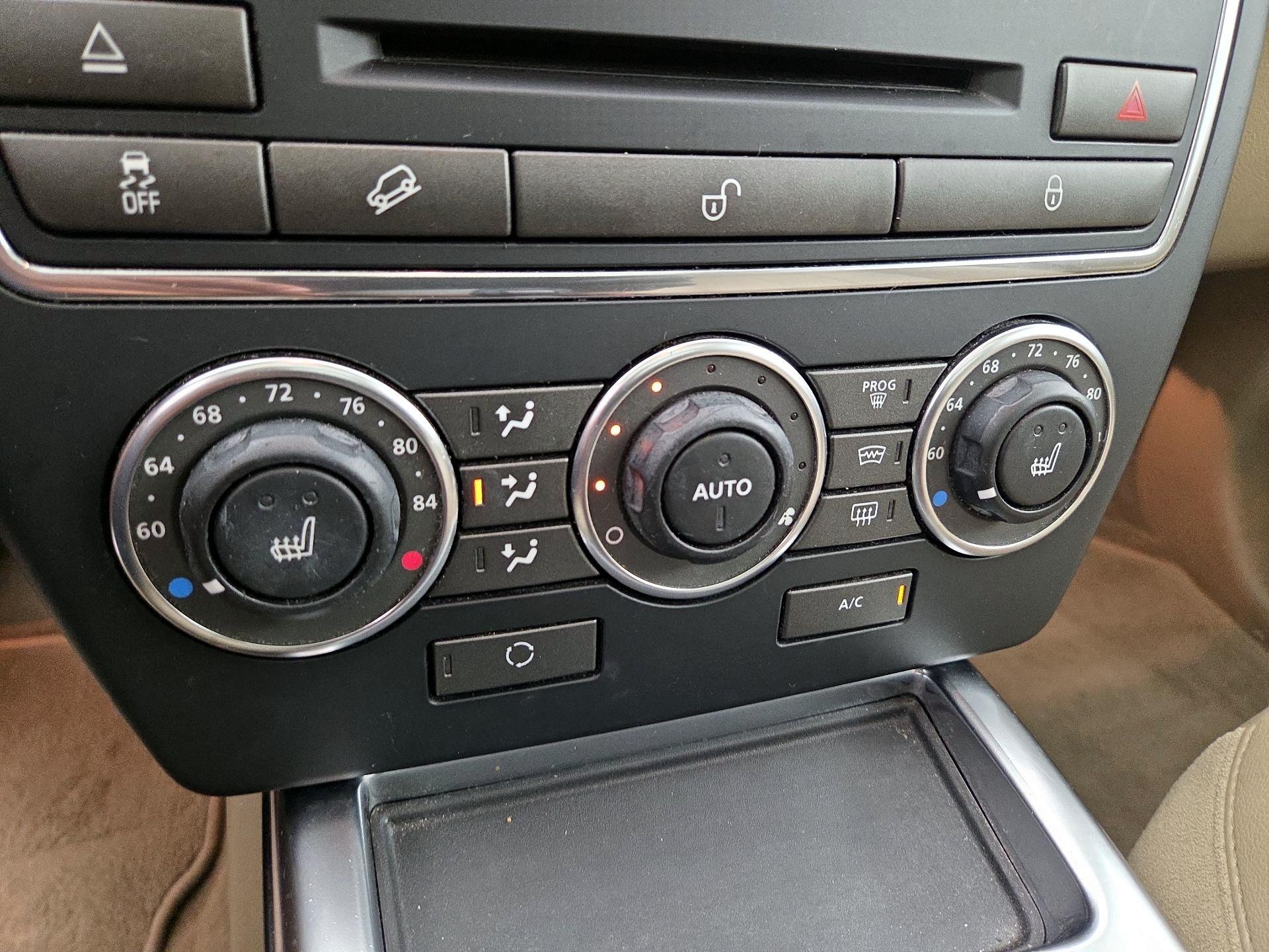 Thumbnail: 2015 Land Rover LR2 - 17