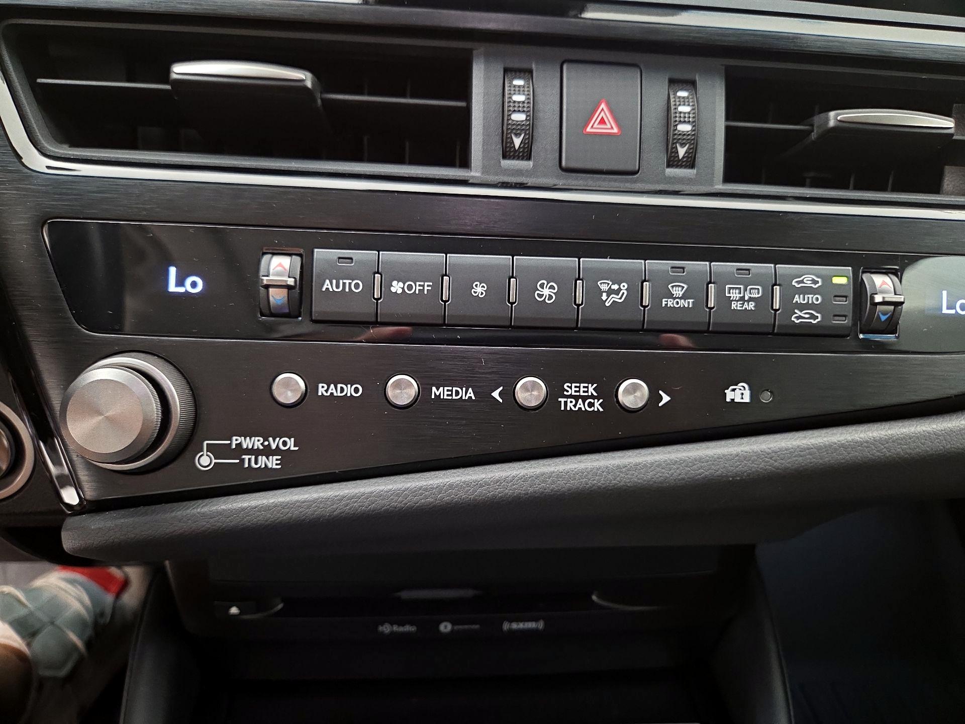 Thumbnail: 2022 Lexus ES - 16