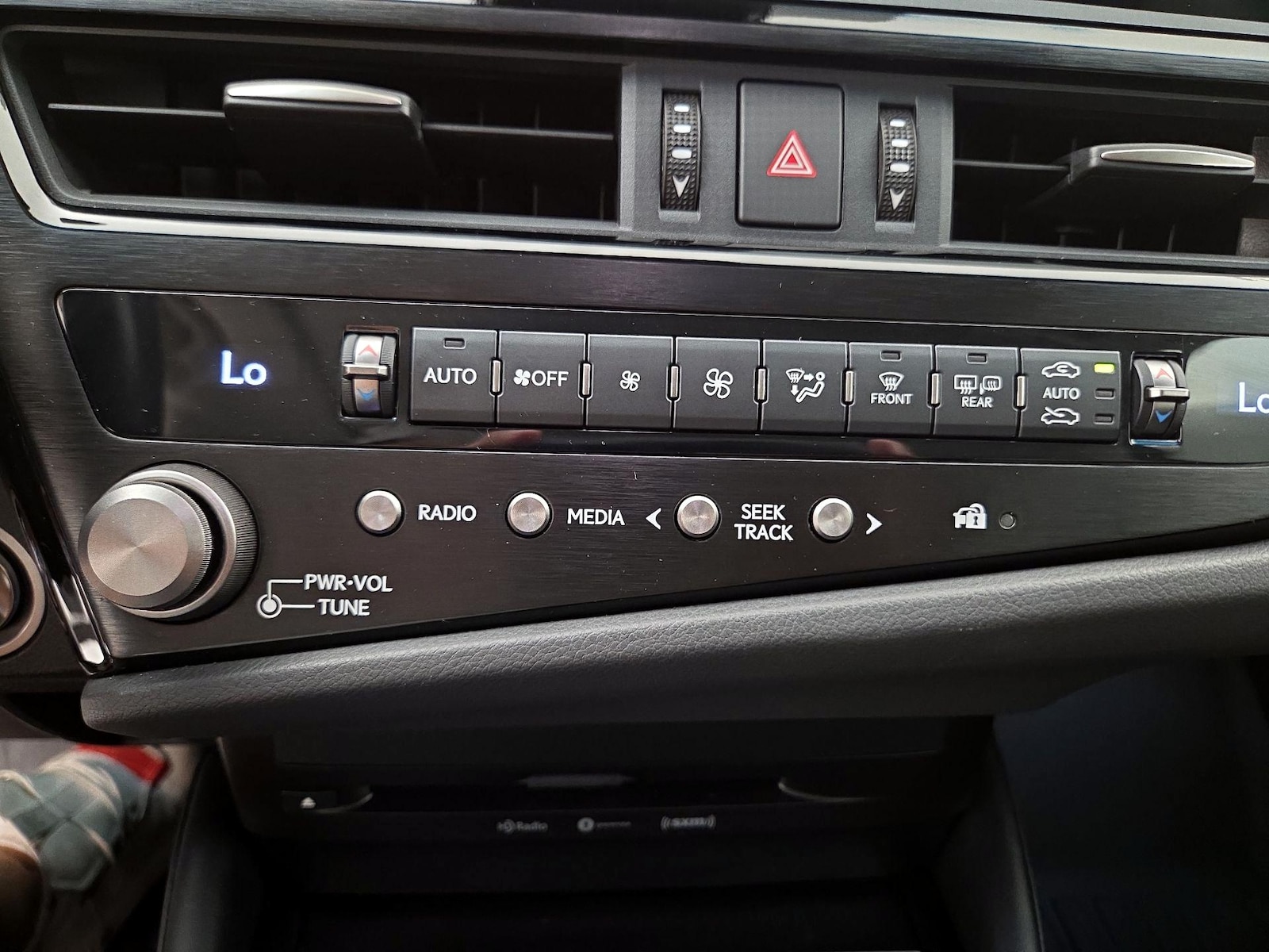 2022 Lexus ES 350 - Photo 17