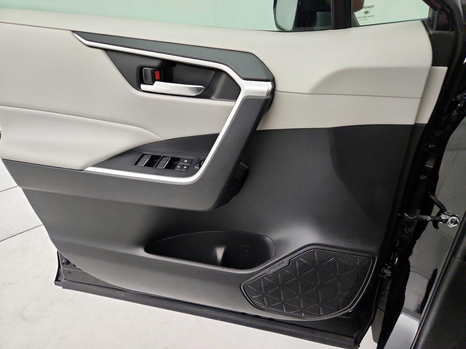 2023 Toyota RAV4 XLE - Photo 13