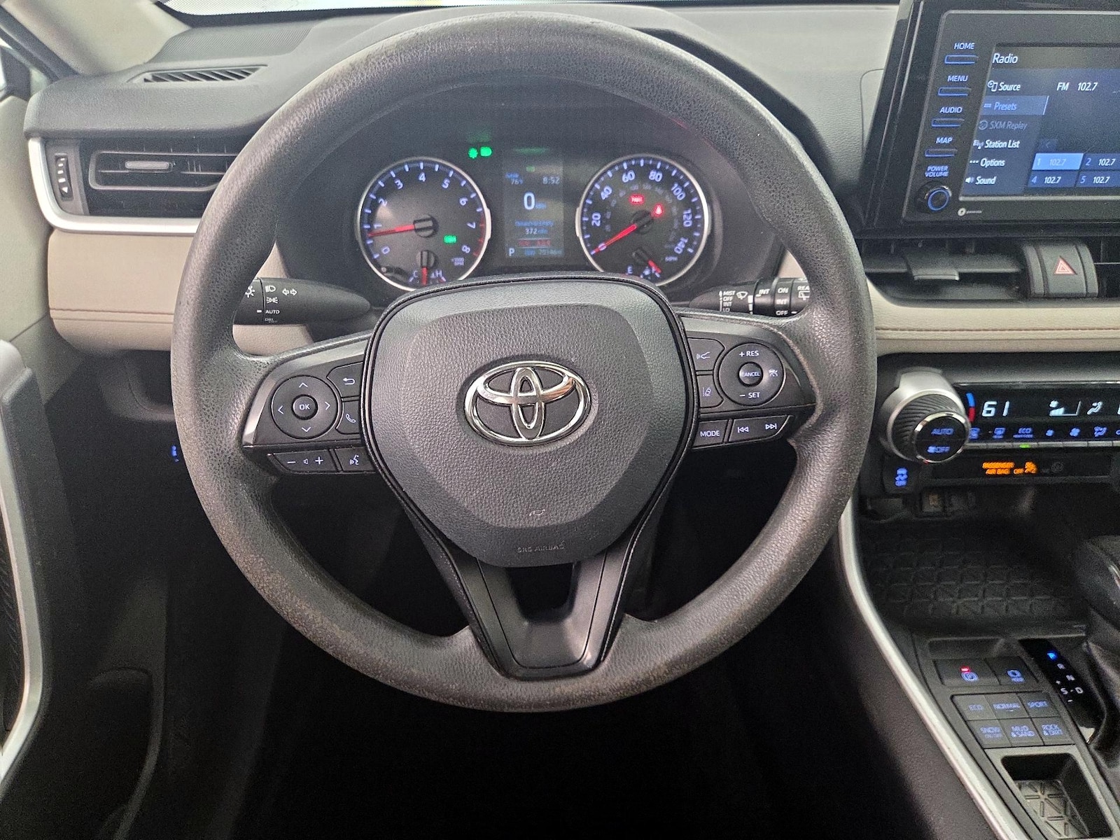2022 Toyota RAV4 XLE - Photo 11