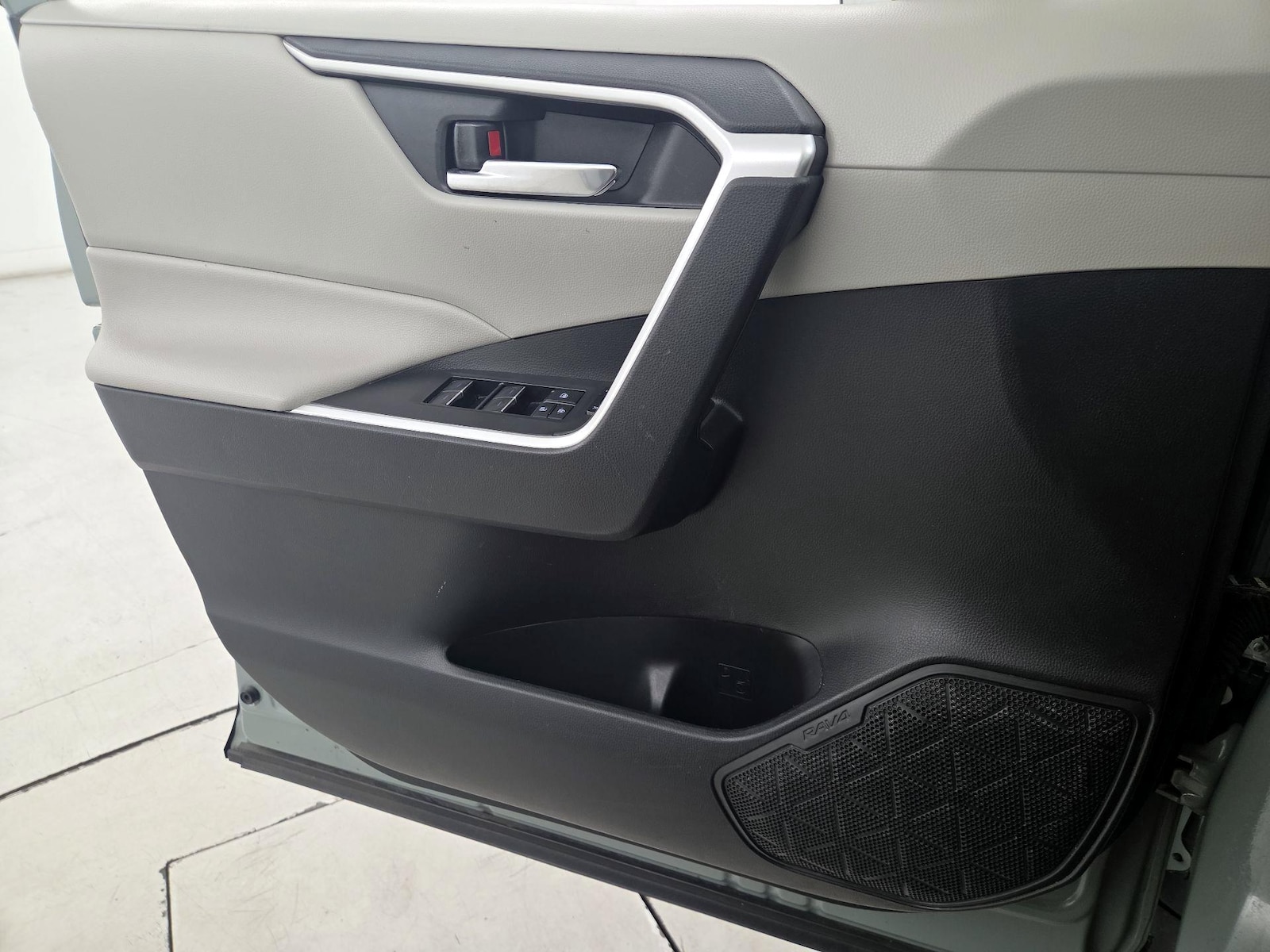 2022 Toyota RAV4 XLE - Photo 13
