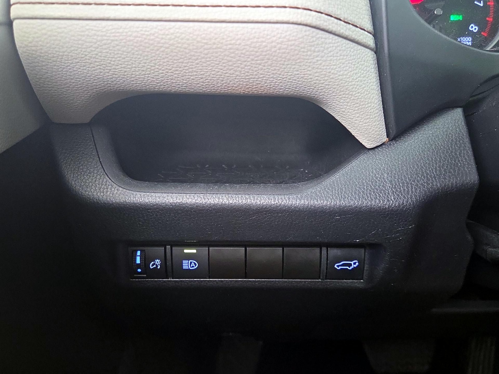 2022 Toyota RAV4 XLE - Photo 14