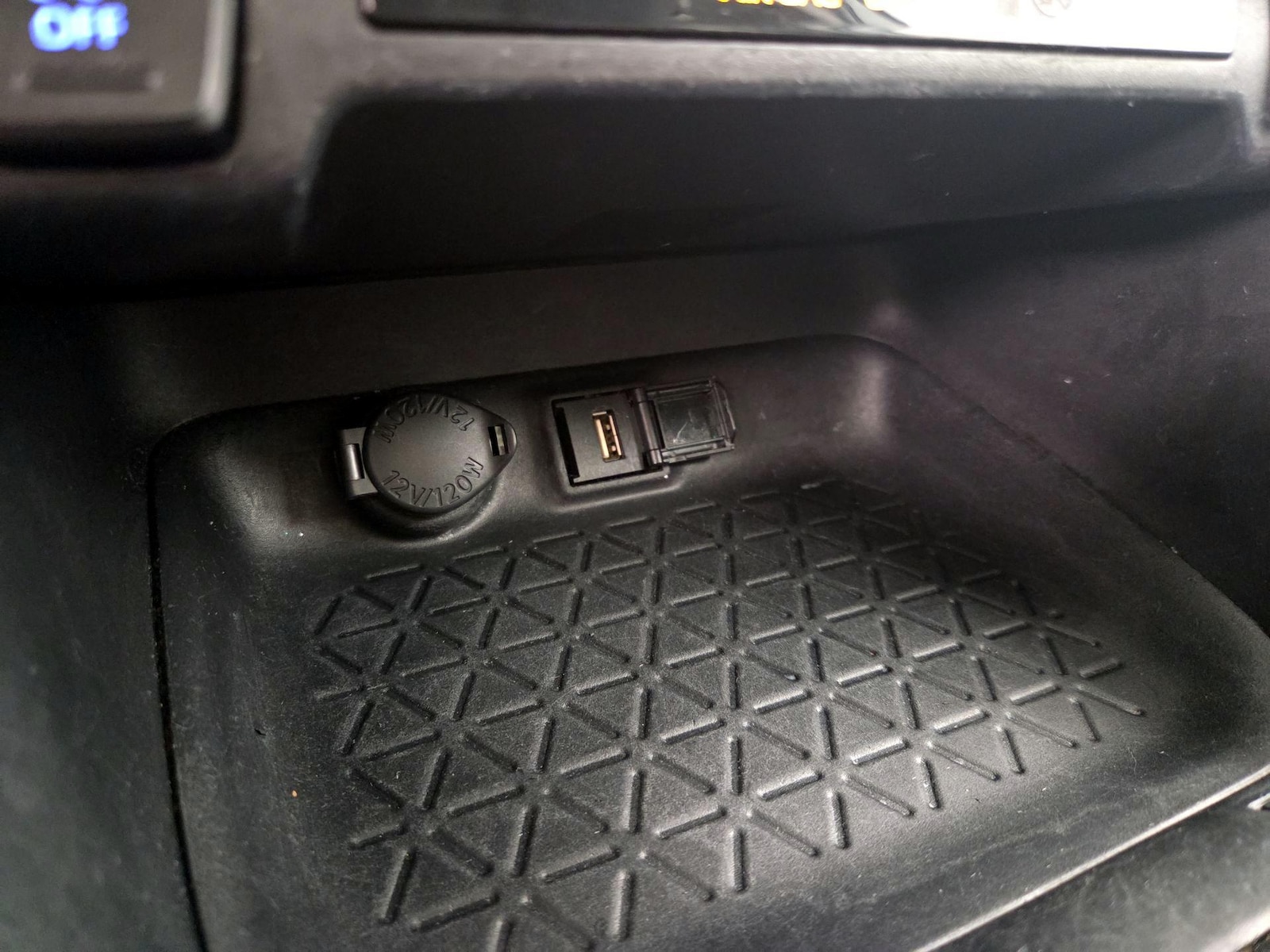 2022 Toyota RAV4 XLE - Photo 19
