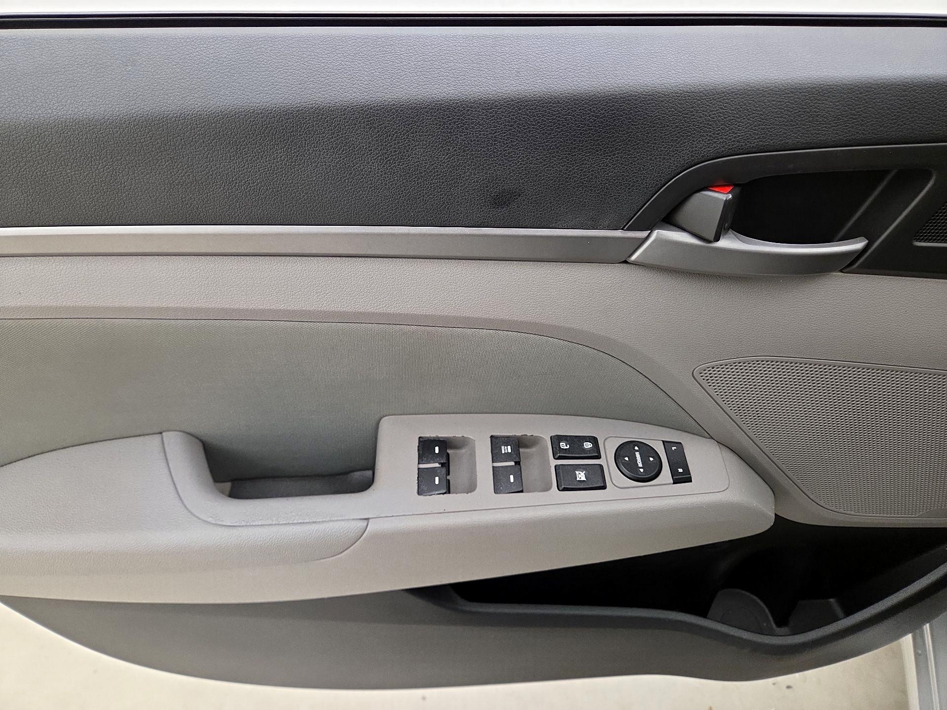 Thumbnail: 2017 Hyundai Elantra - 12
