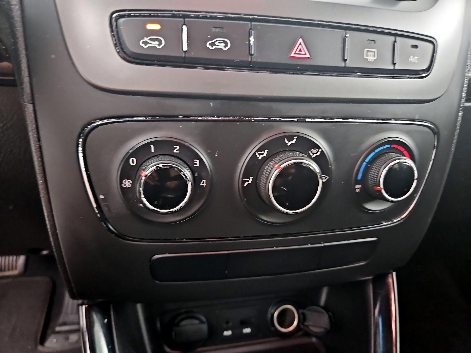 Thumbnail: 2015 Kia Sorento - 15