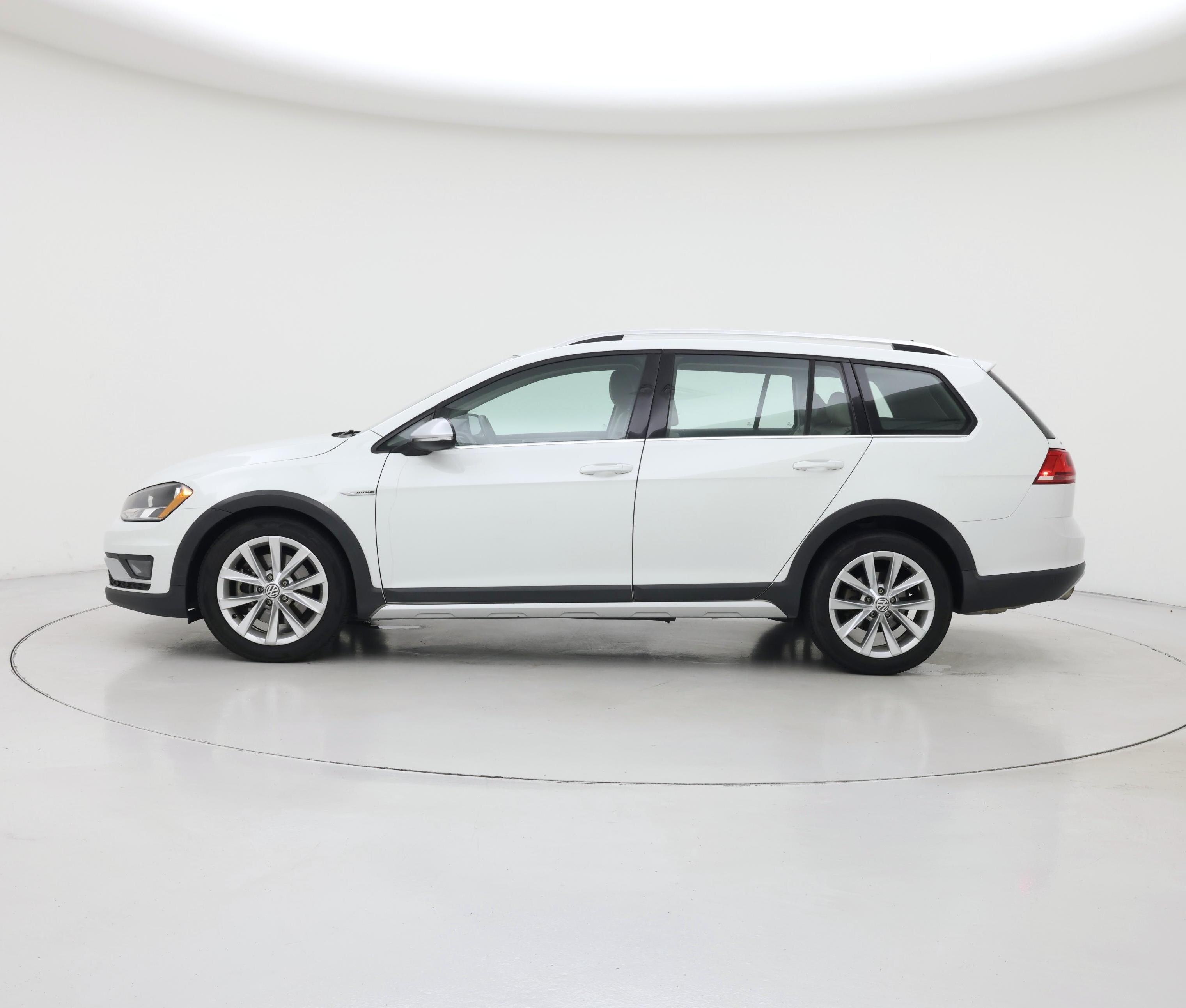 Thumbnail: 2017 Volkswagen Golf - 3