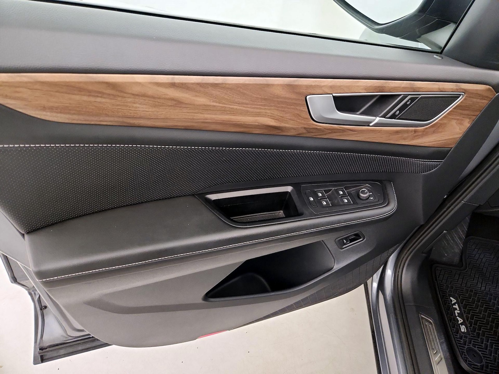 2024 Volkswagen Atlas SE w/Tech - Photo 13