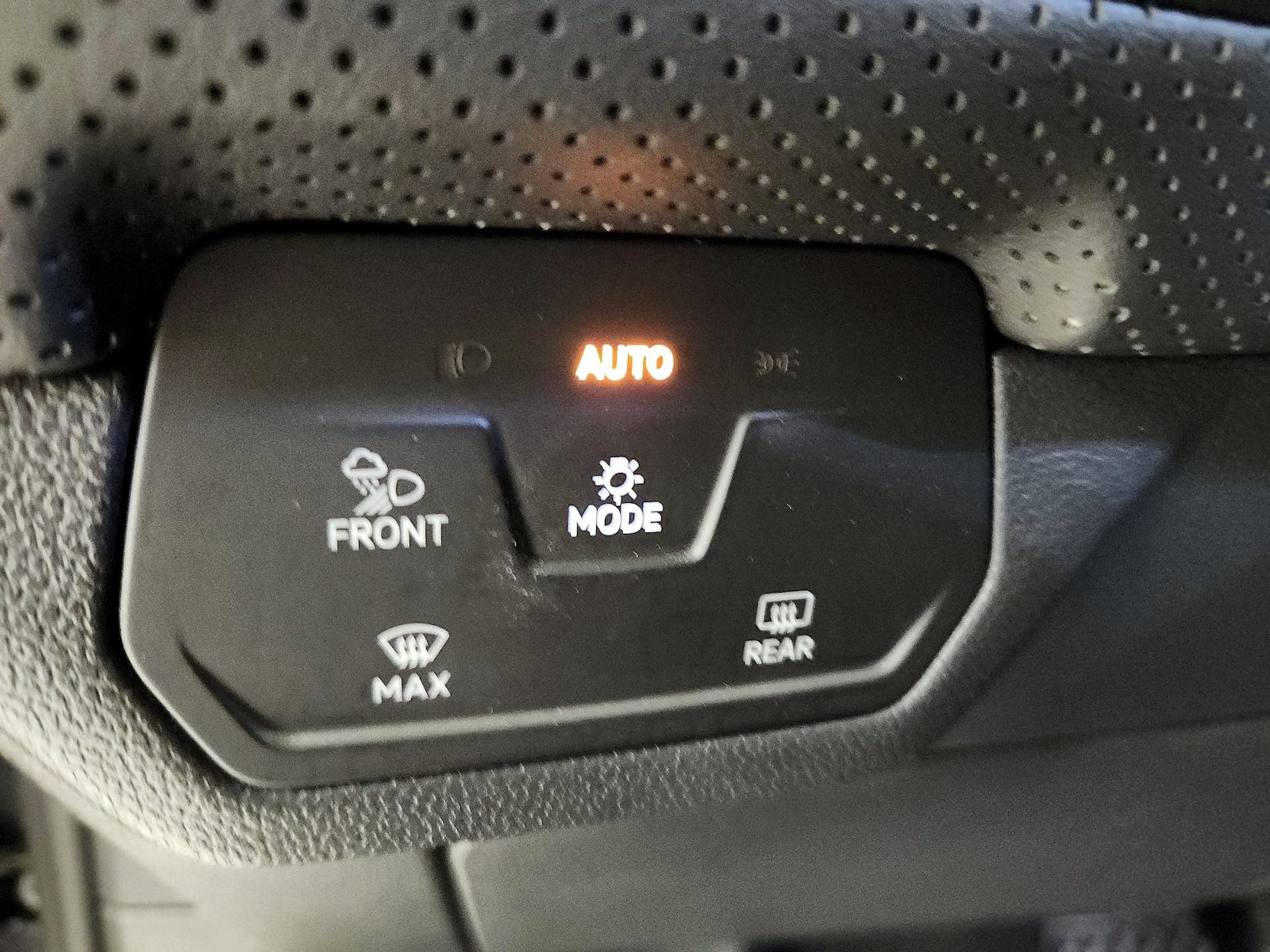 2024 Volkswagen Atlas SE w/Tech - Photo 14
