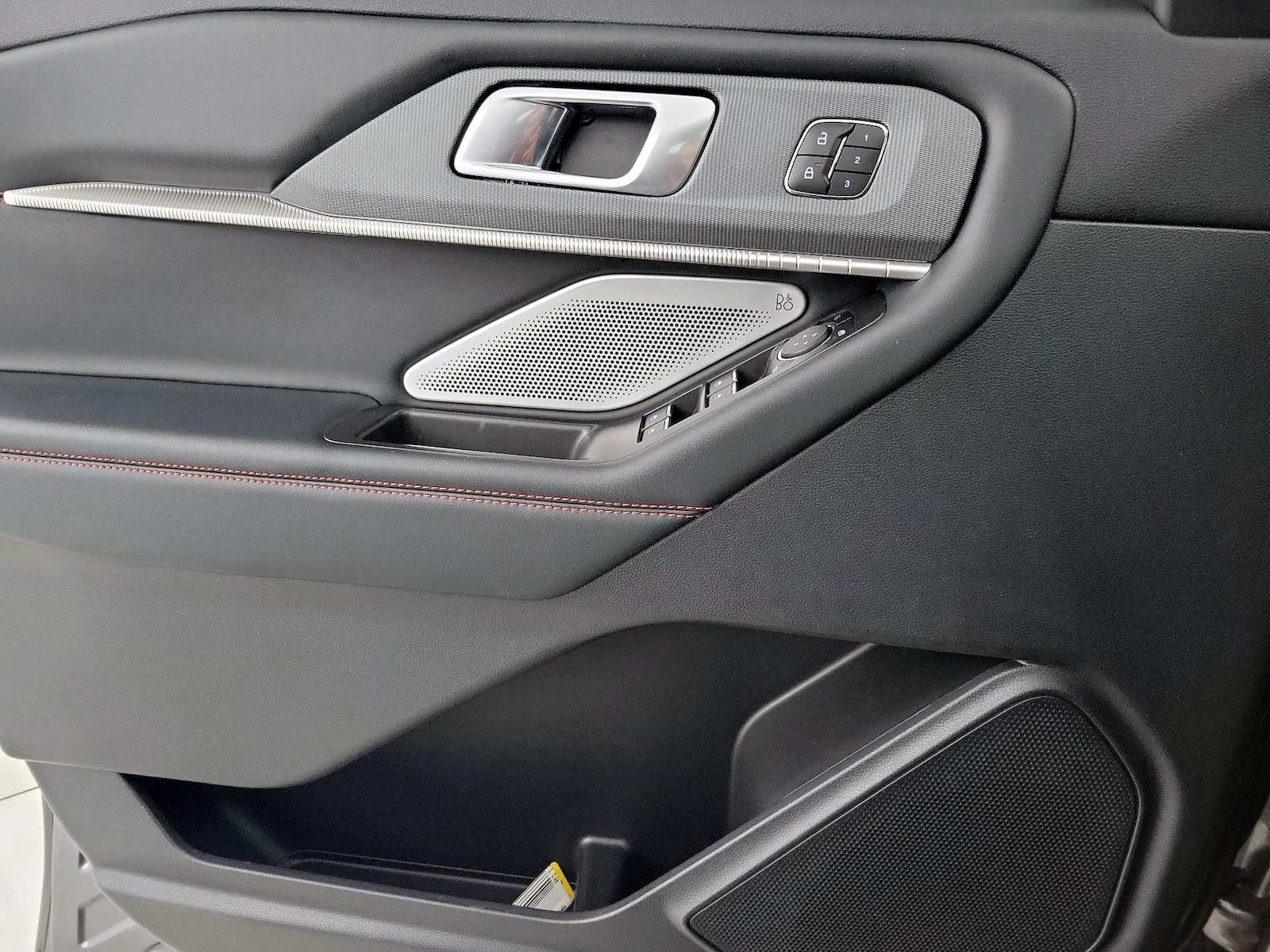 2025 Ford Explorer ST - Photo 13