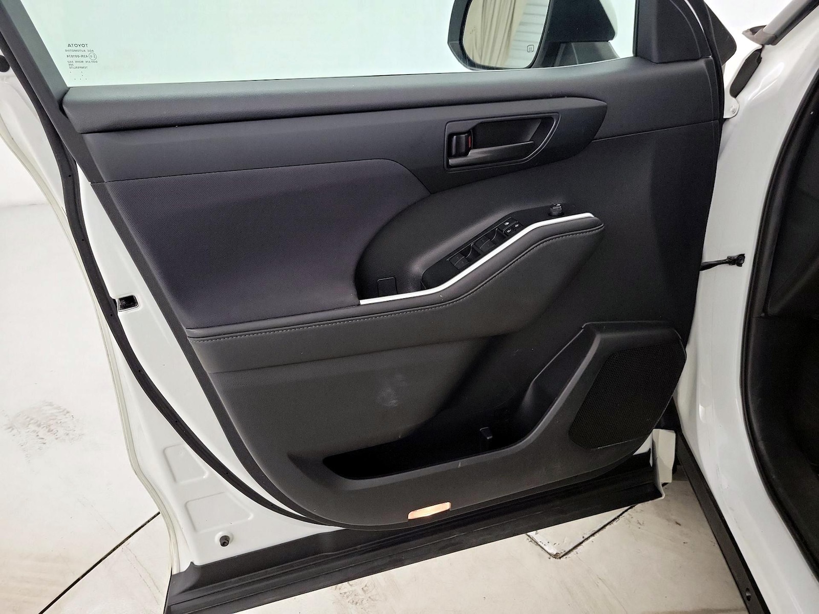 2020 Toyota Highlander LE - Photo 13