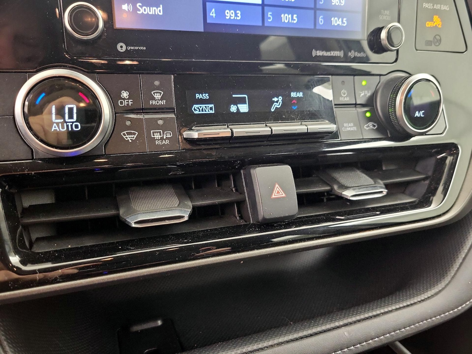 2020 Toyota Highlander LE - Photo 17
