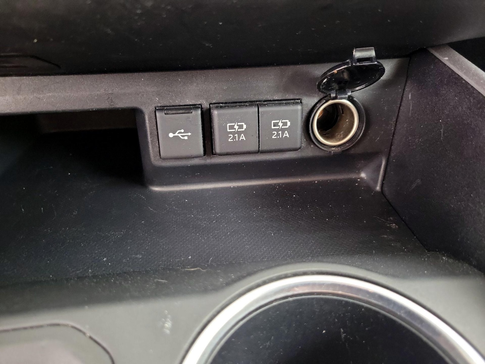 2020 Toyota Highlander LE - Photo 19