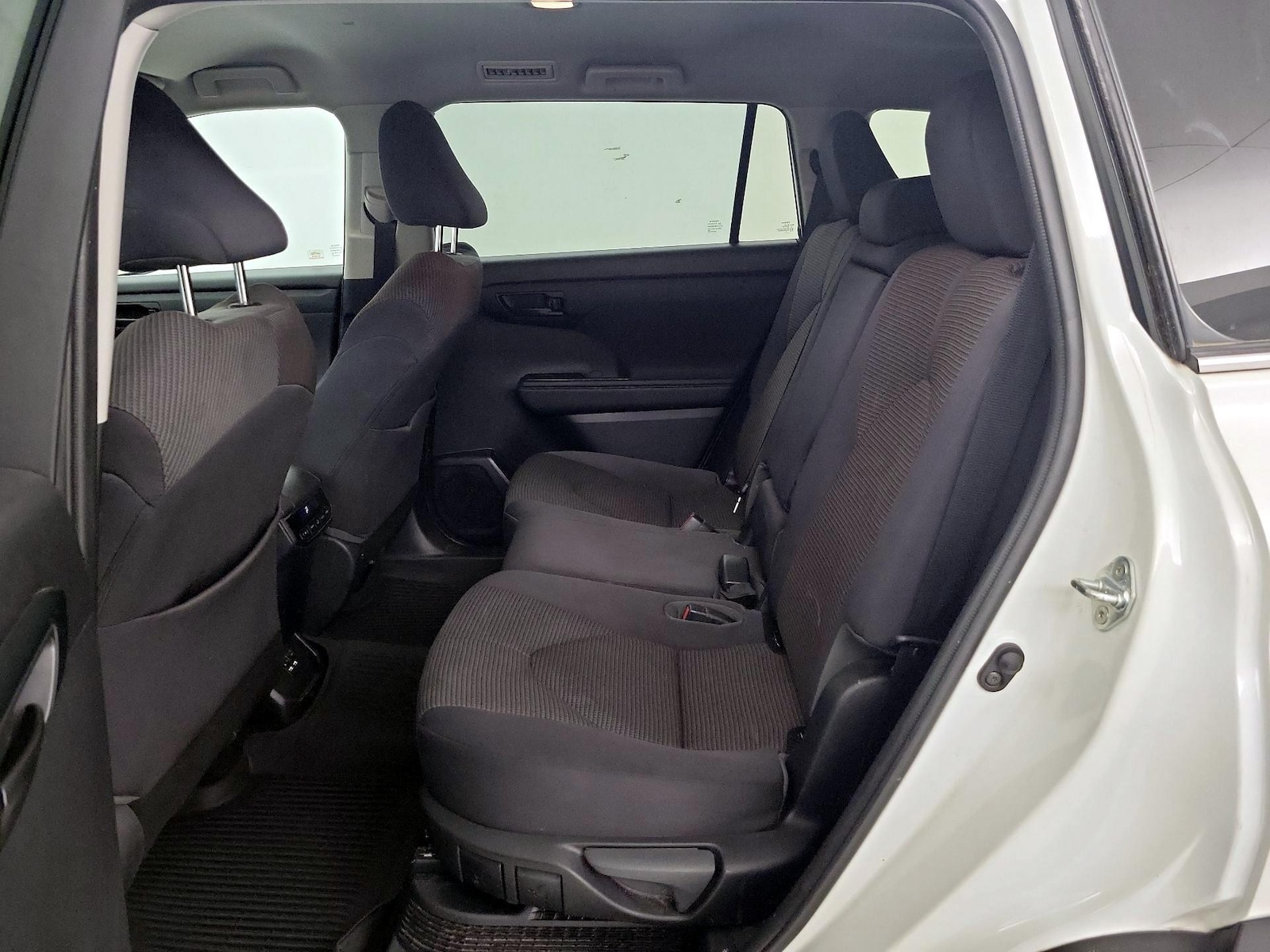 2020 Toyota Highlander LE - Photo 20