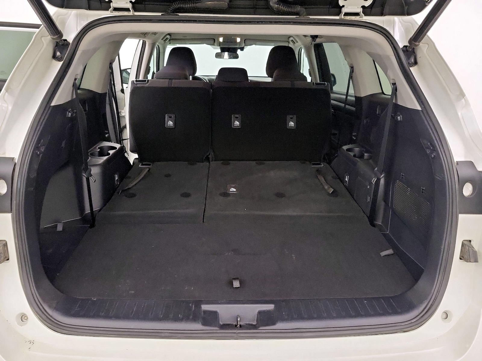 2020 Toyota Highlander LE - Photo 23