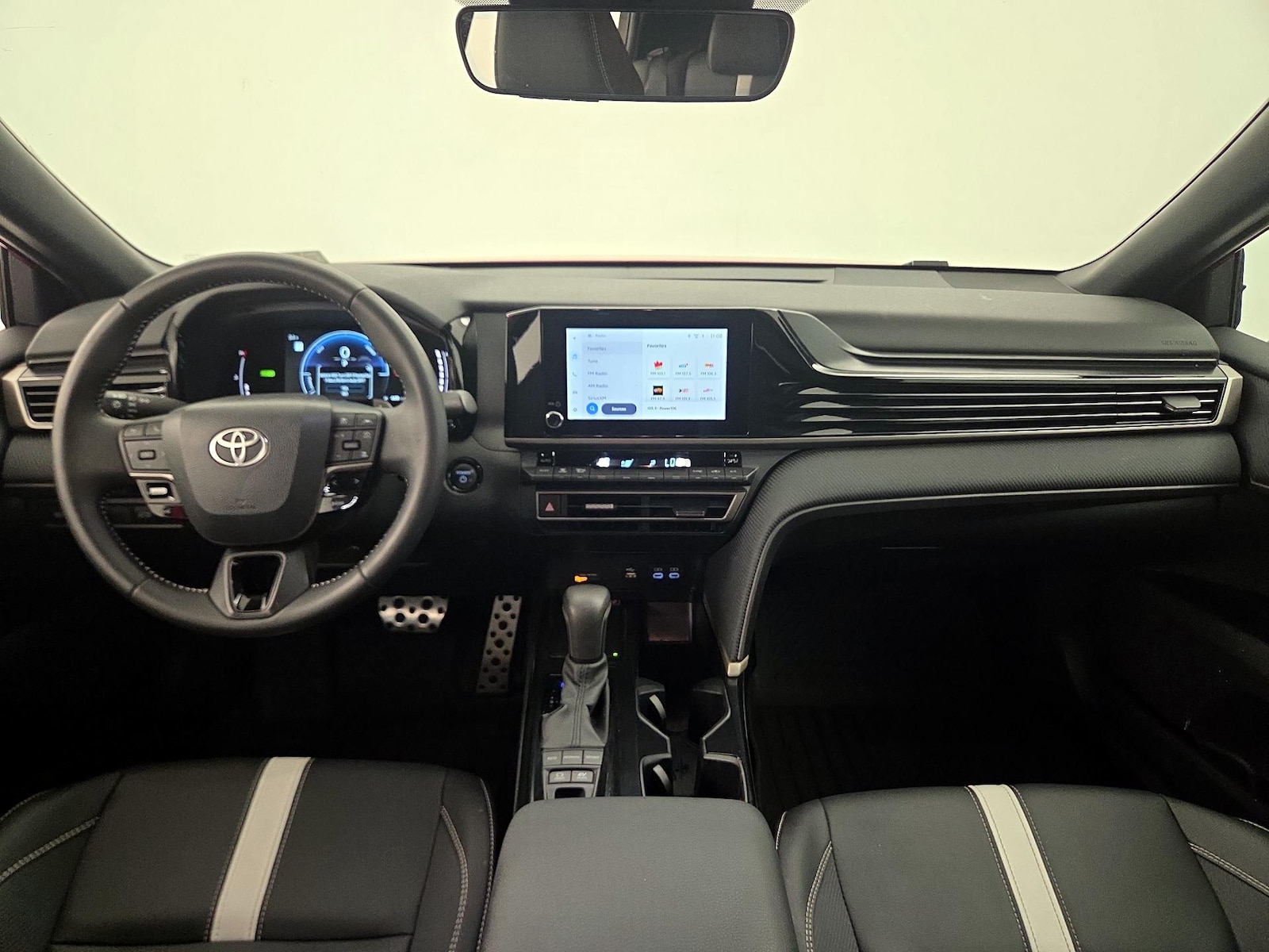 2025 Toyota Camry SE - Photo 10