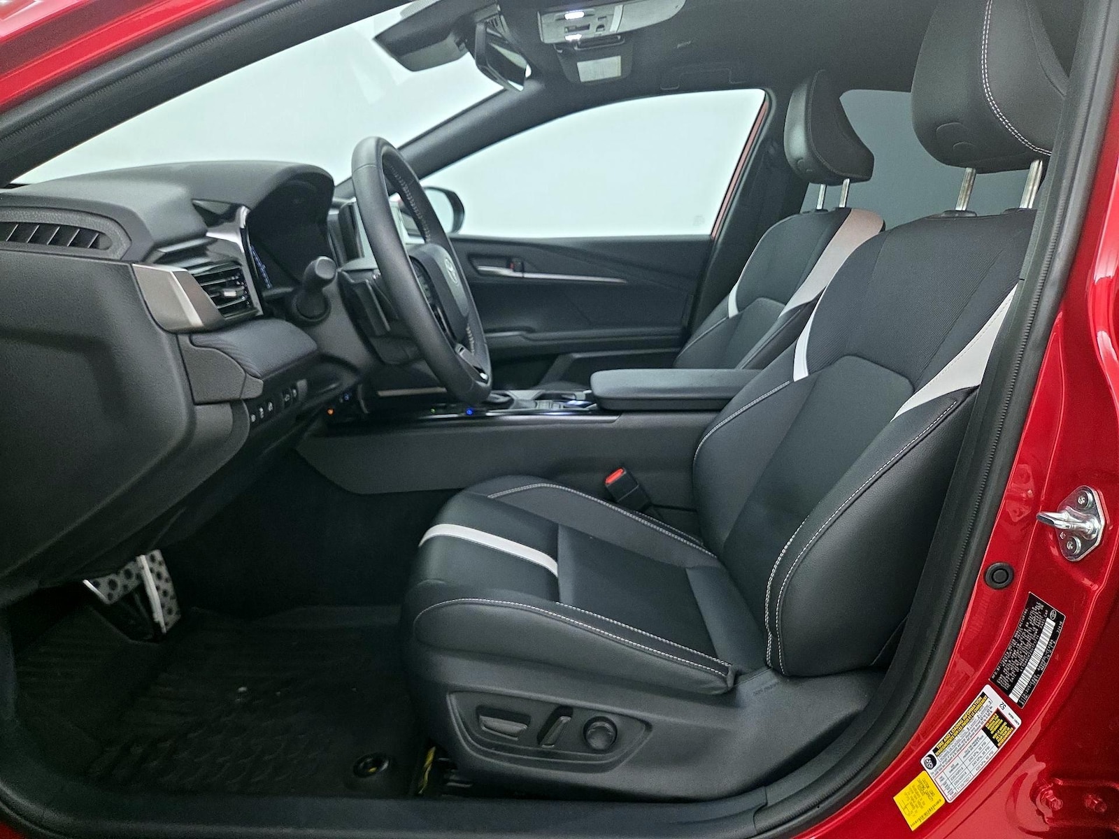 2025 Toyota Camry SE - Photo 12