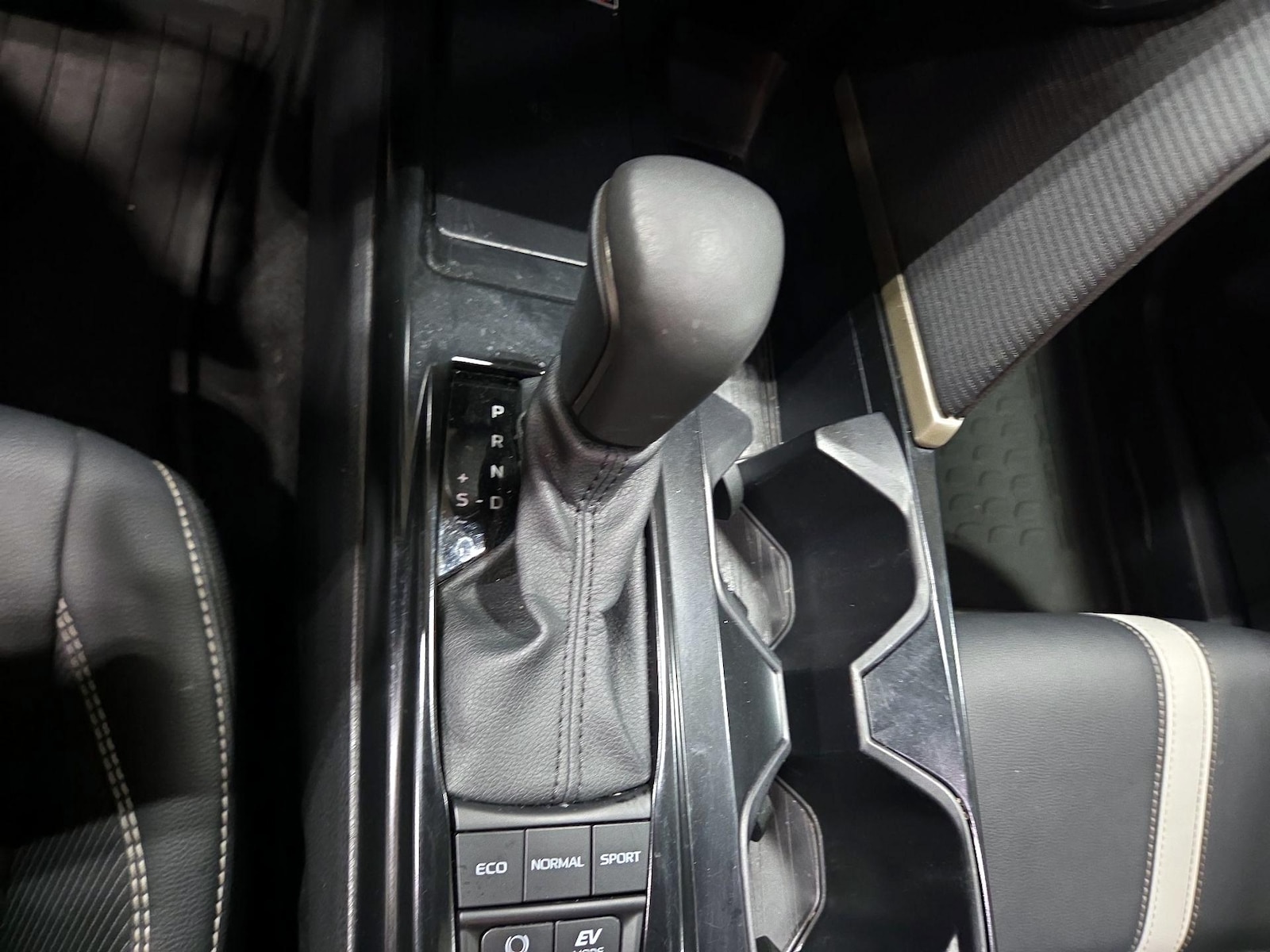 2025 Toyota Camry SE - Photo 18