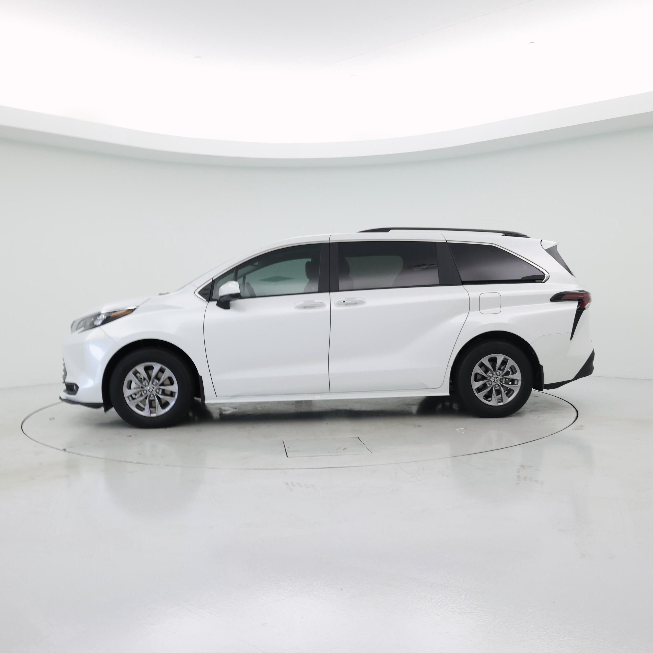 Thumbnail: 2025 Toyota Sienna - 3