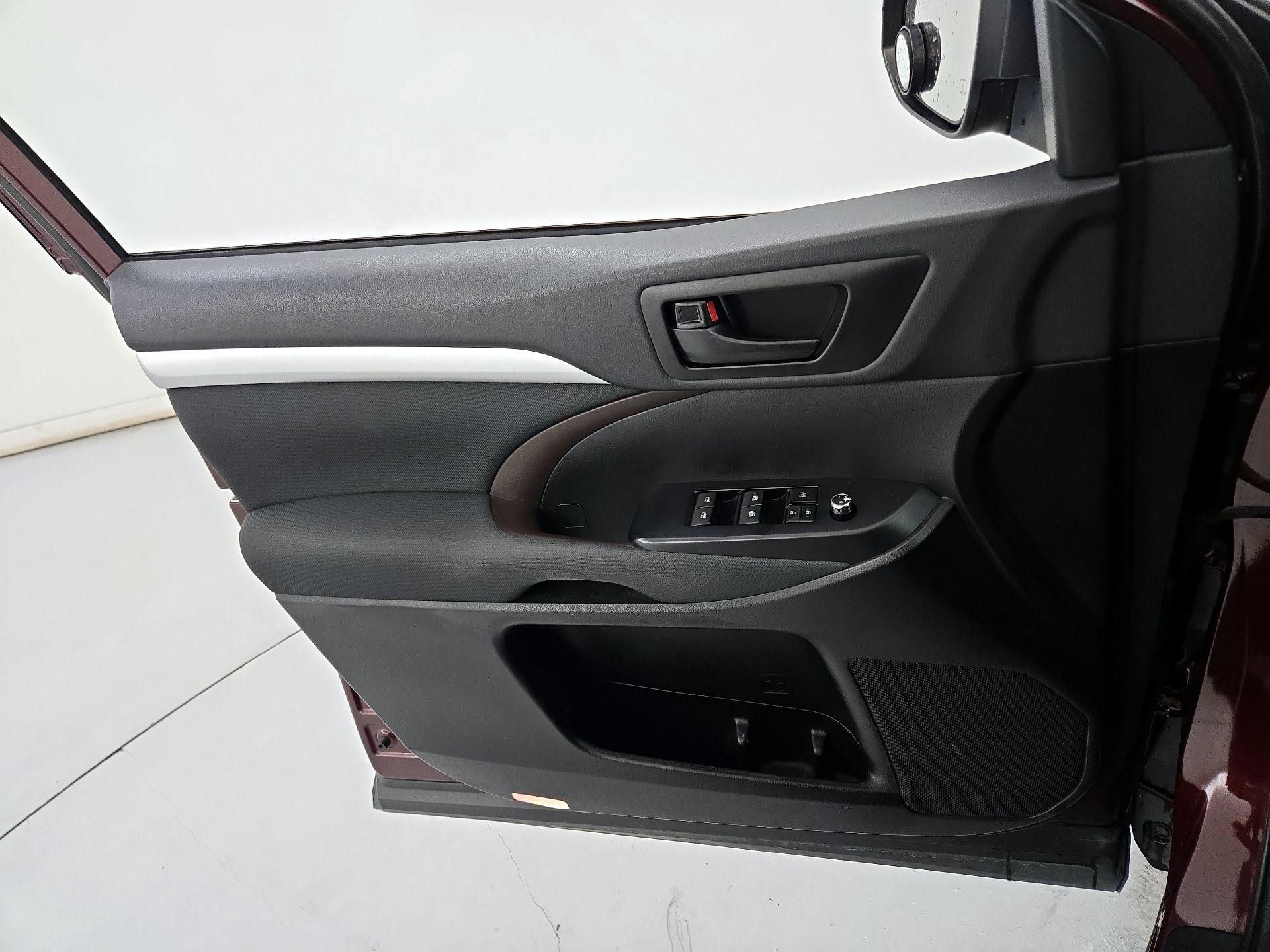 Thumbnail: 2019 Toyota Highlander - 12