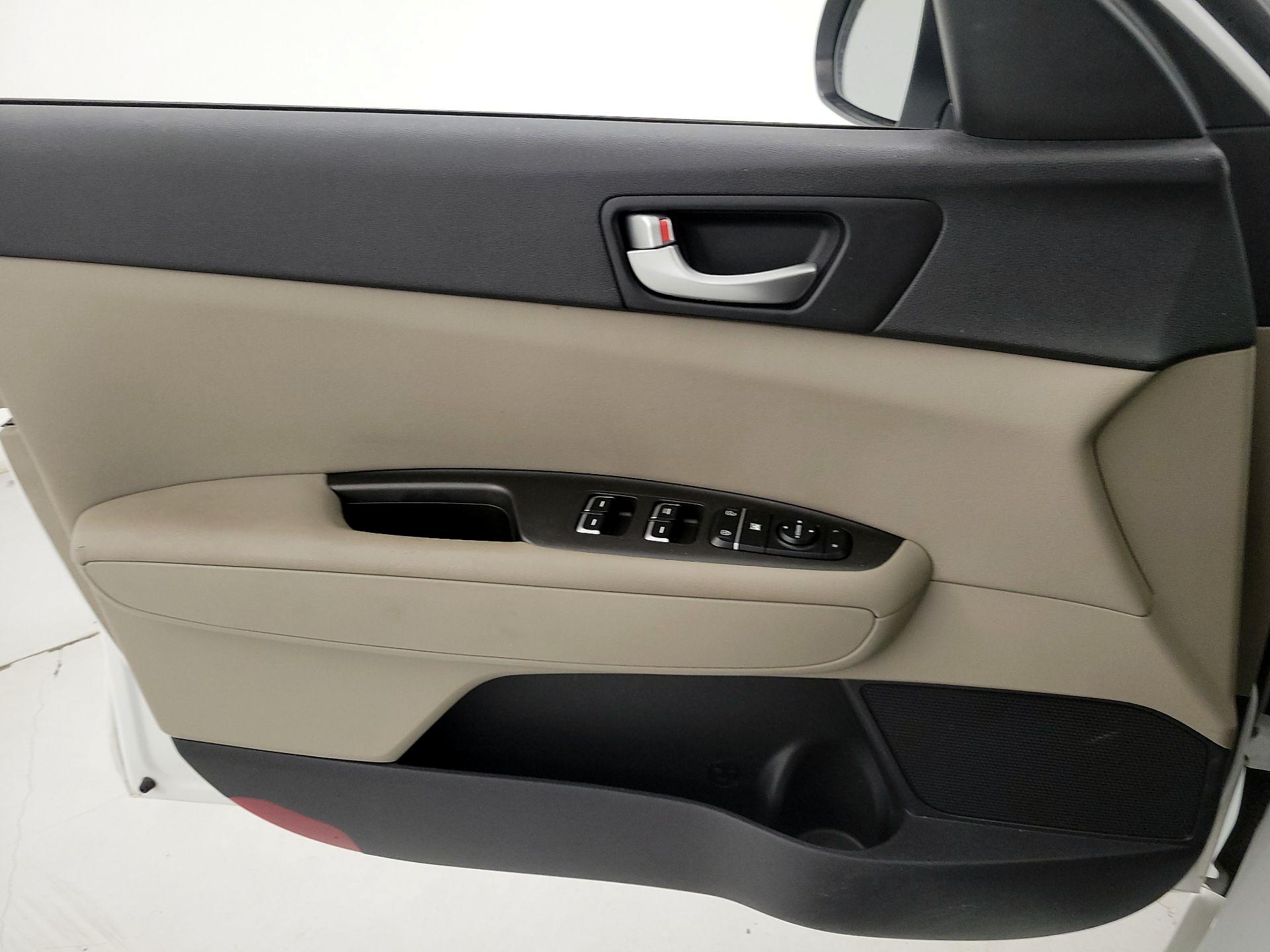Thumbnail: 2016 Kia Optima - 12