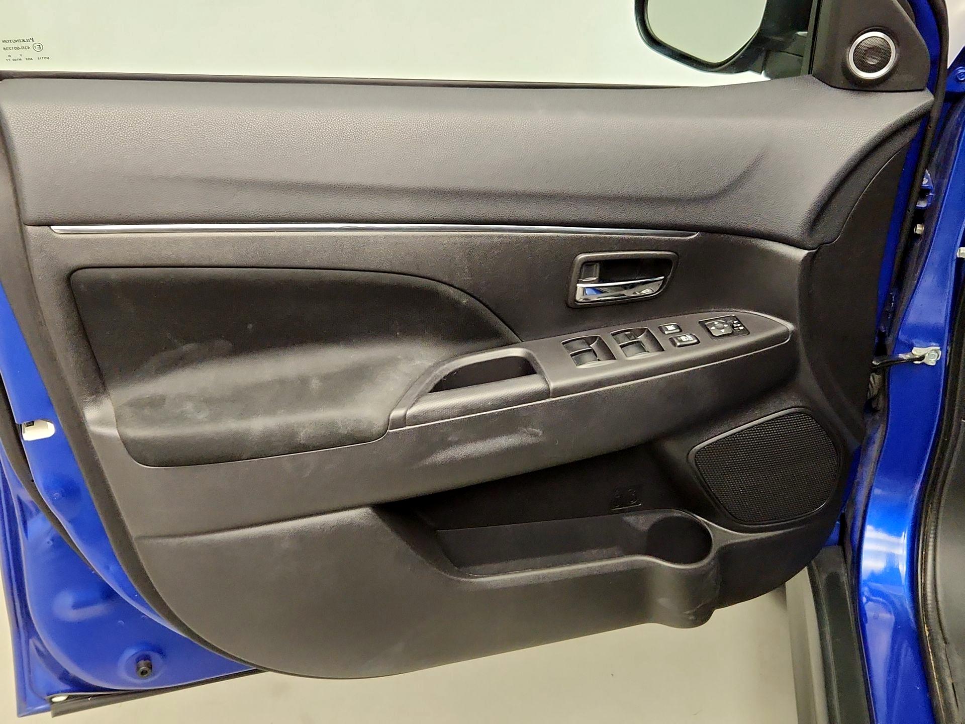 Thumbnail: 2015 Mitsubishi Outlander Sport - 12