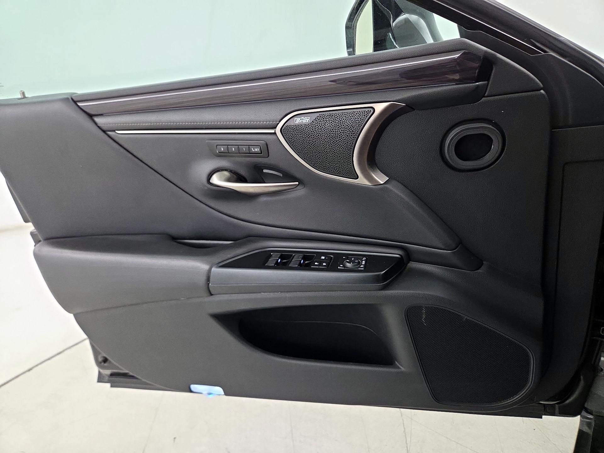 Thumbnail: 2020 Lexus ES - 12