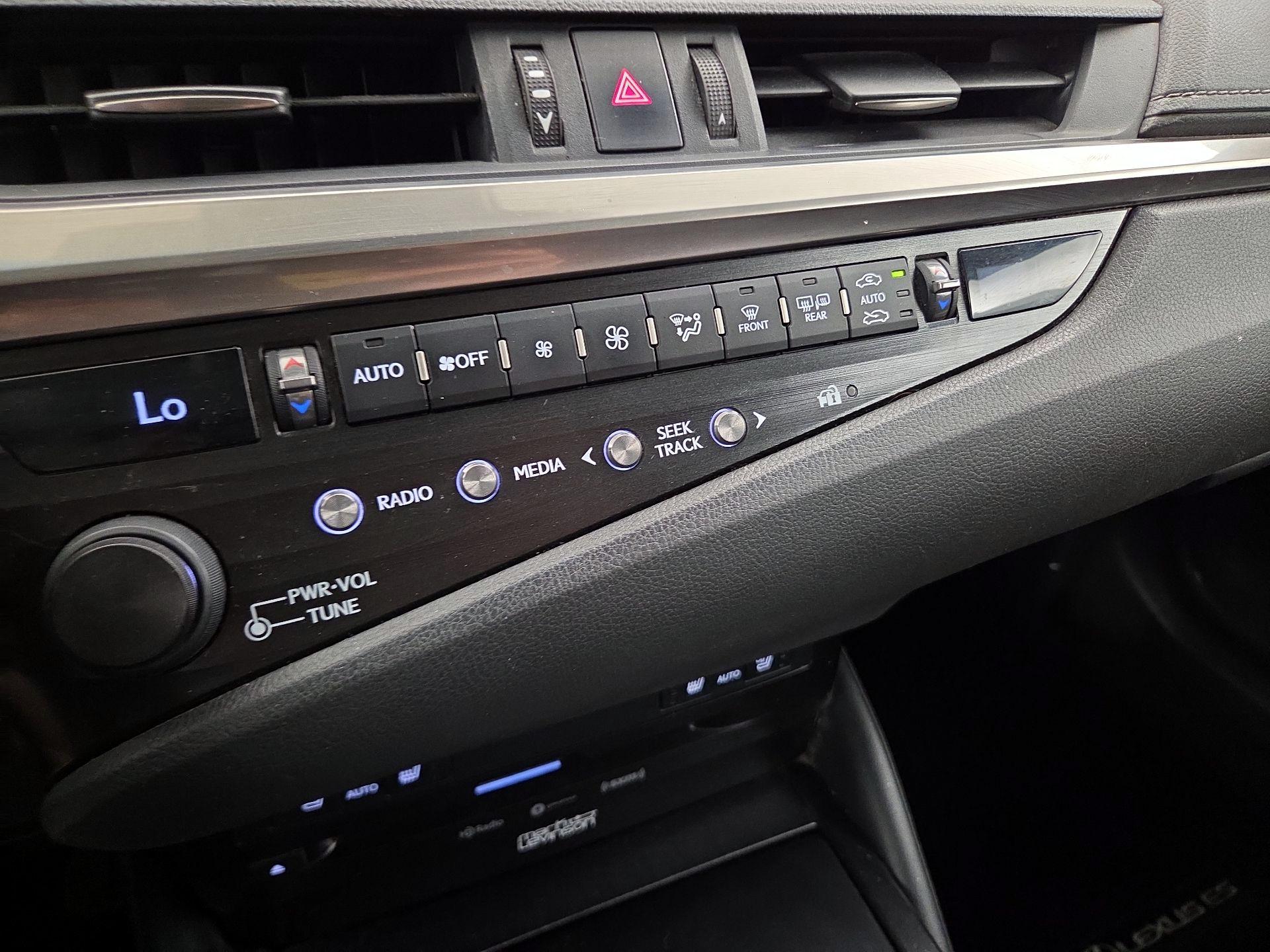 Thumbnail: 2020 Lexus ES - 16
