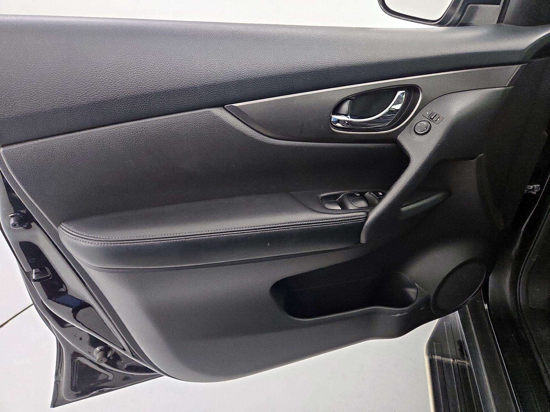 Thumbnail: 2015 Nissan Rogue - 12