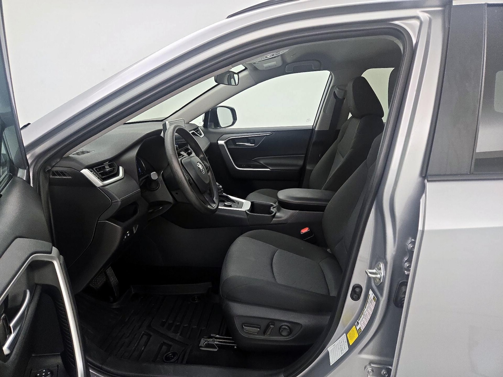 2025 Toyota RAV4 XLE - Photo 12