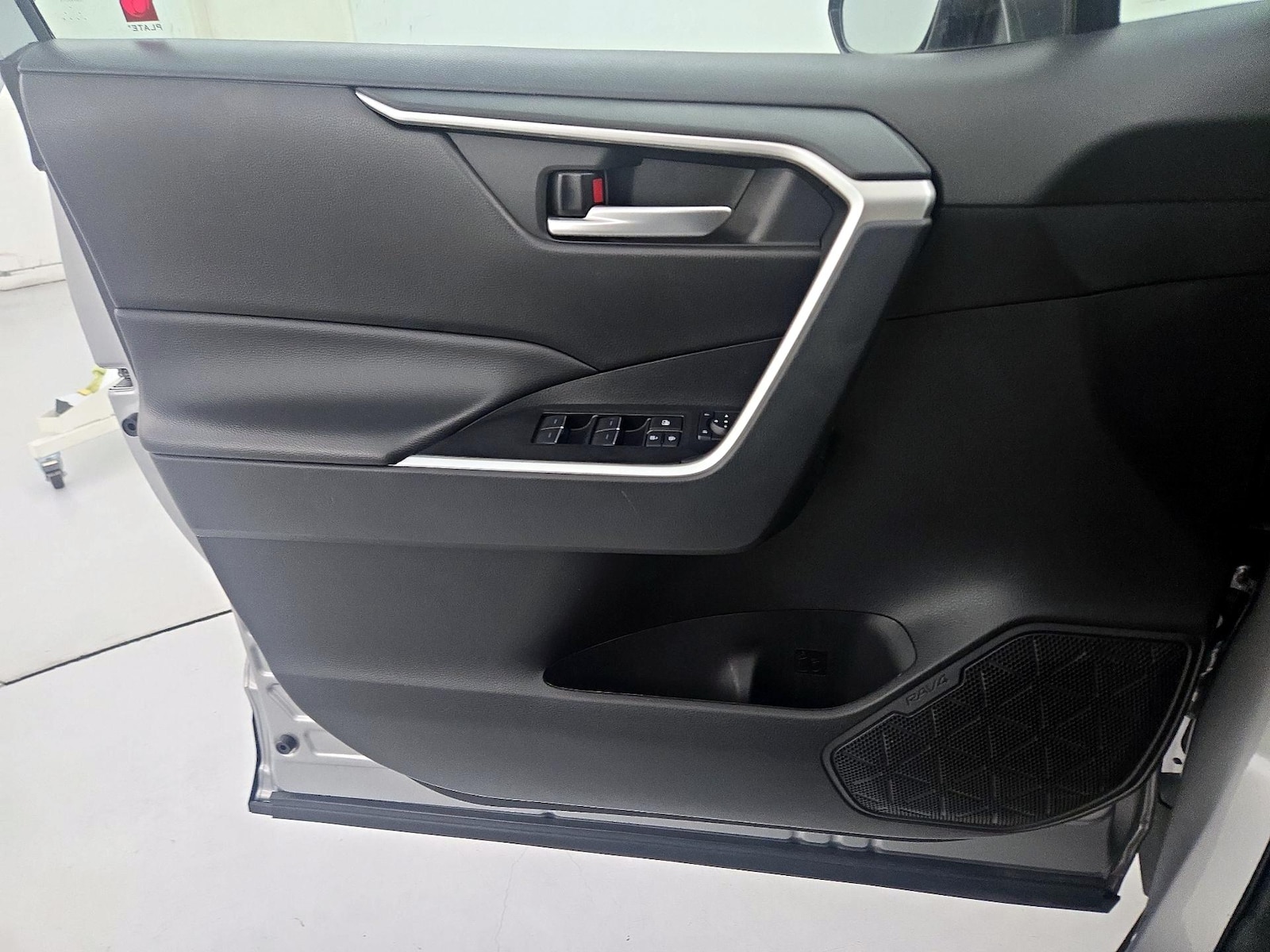 2025 Toyota RAV4 XLE - Photo 13