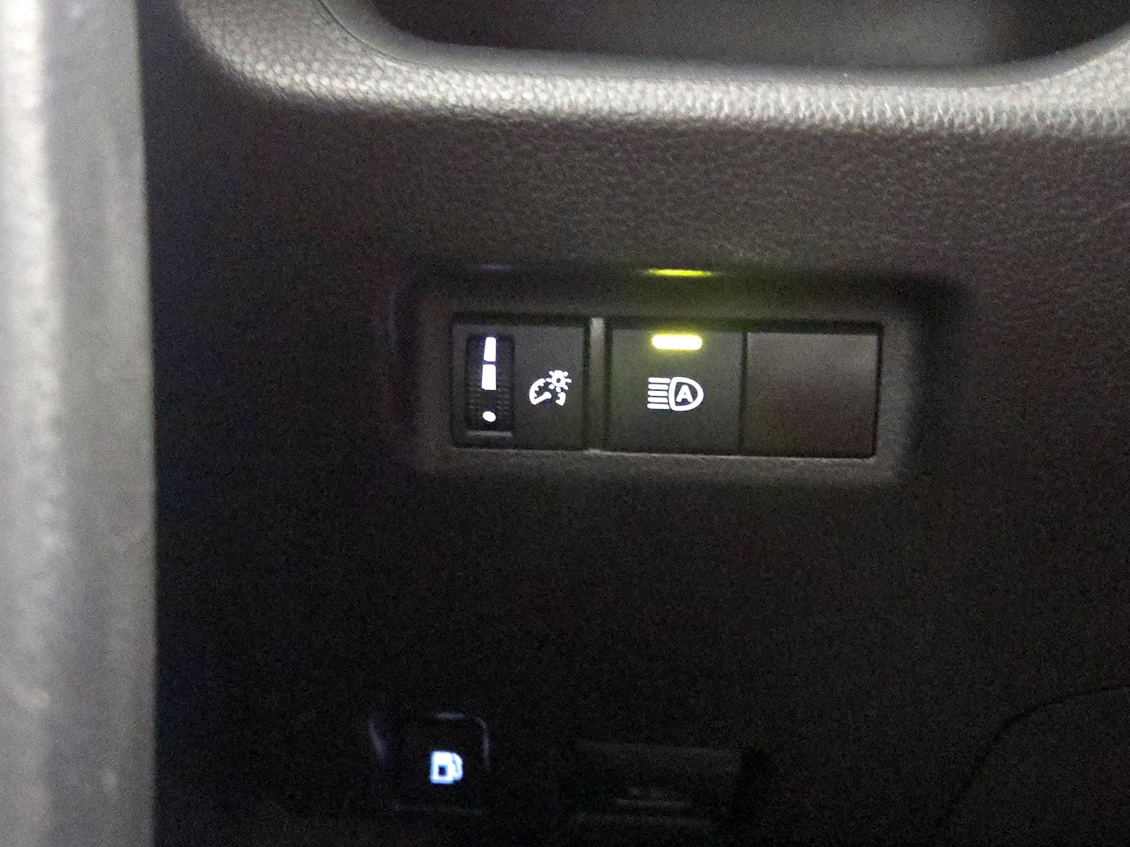 2025 Toyota RAV4 XLE - Photo 14