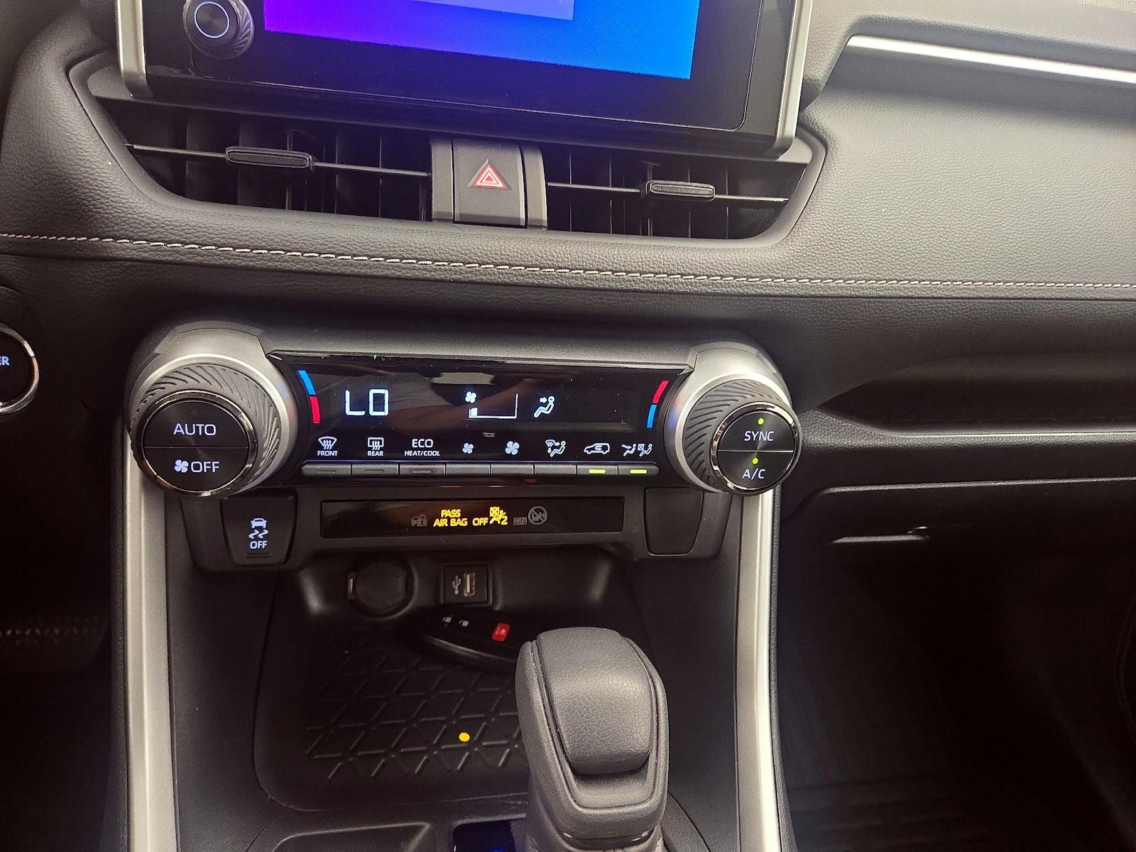 2025 Toyota RAV4 XLE - Photo 17