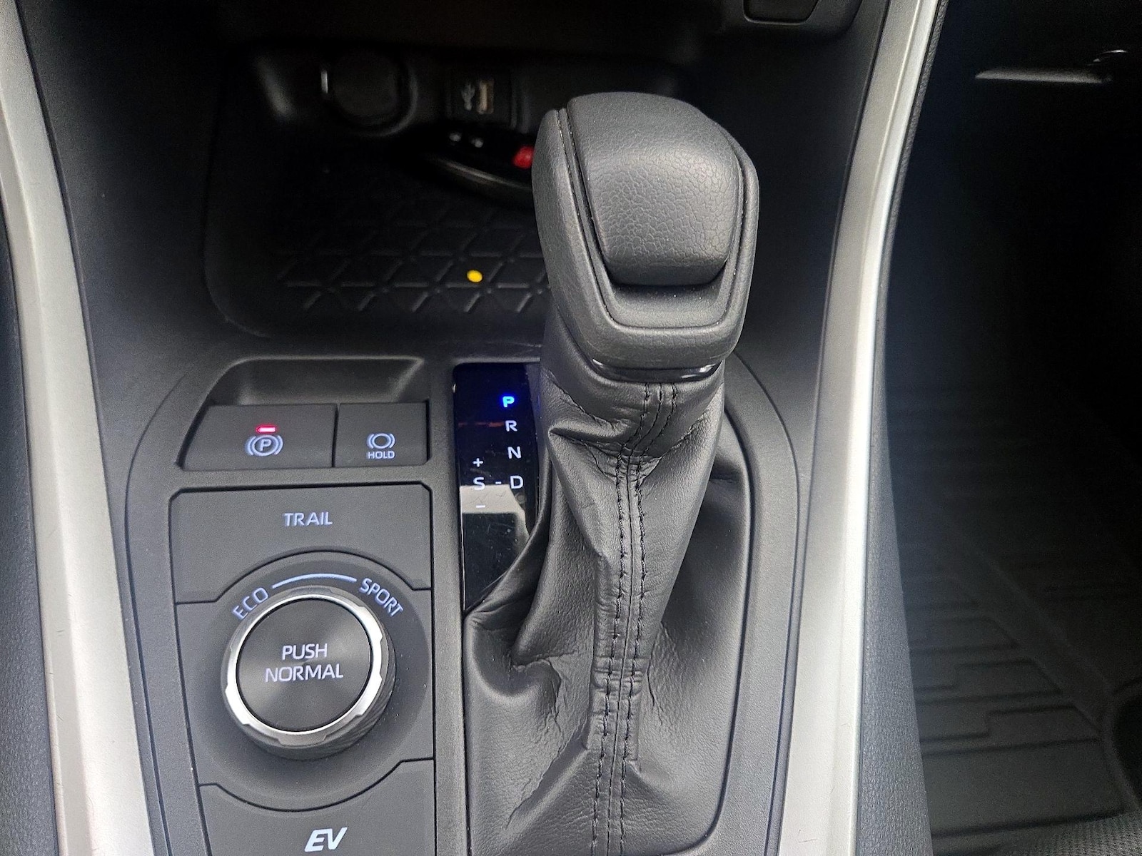 2025 Toyota RAV4 XLE - Photo 18