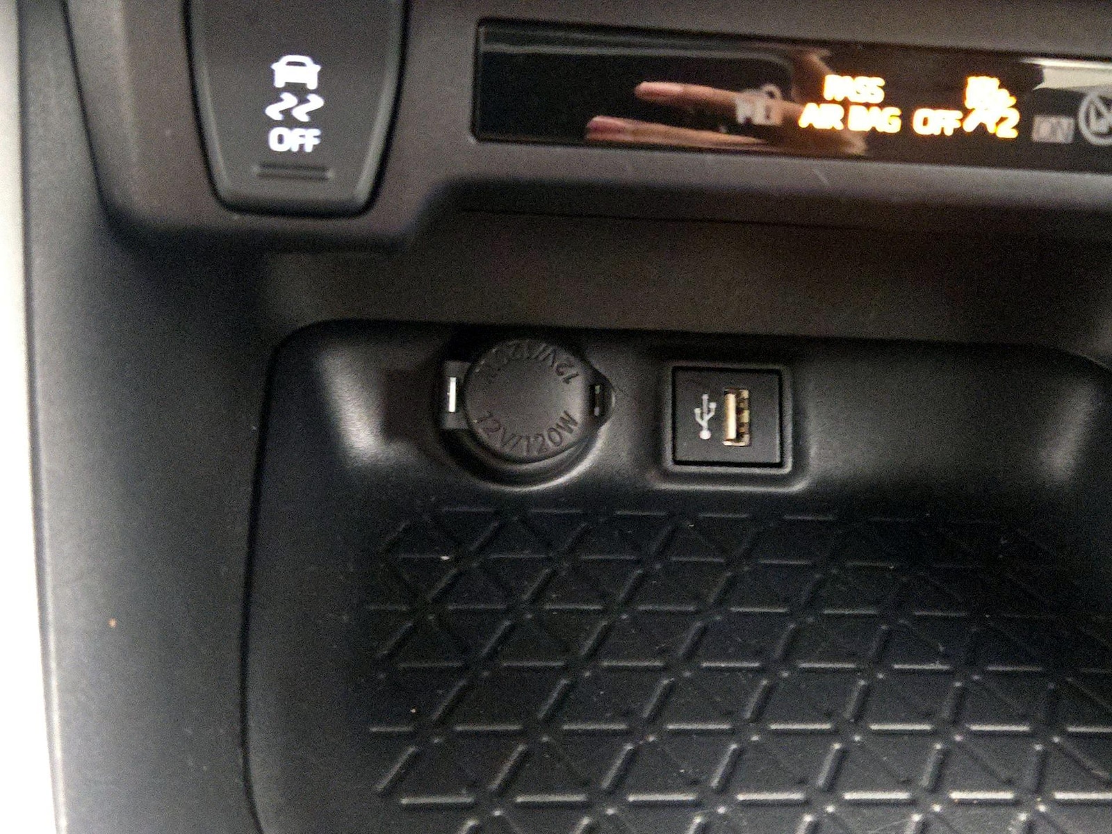 2025 Toyota RAV4 XLE - Photo 19