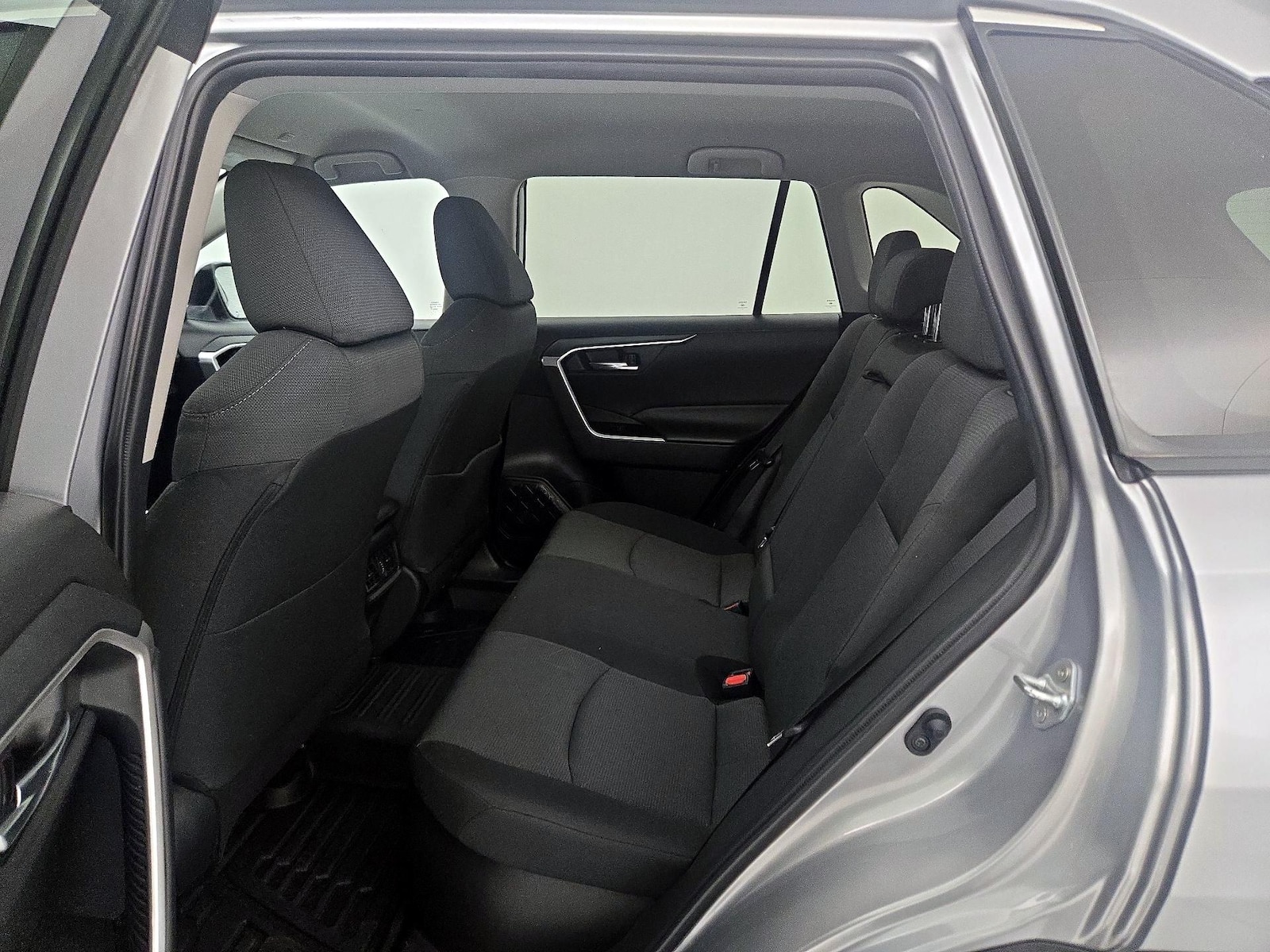 2025 Toyota RAV4 XLE - Photo 20