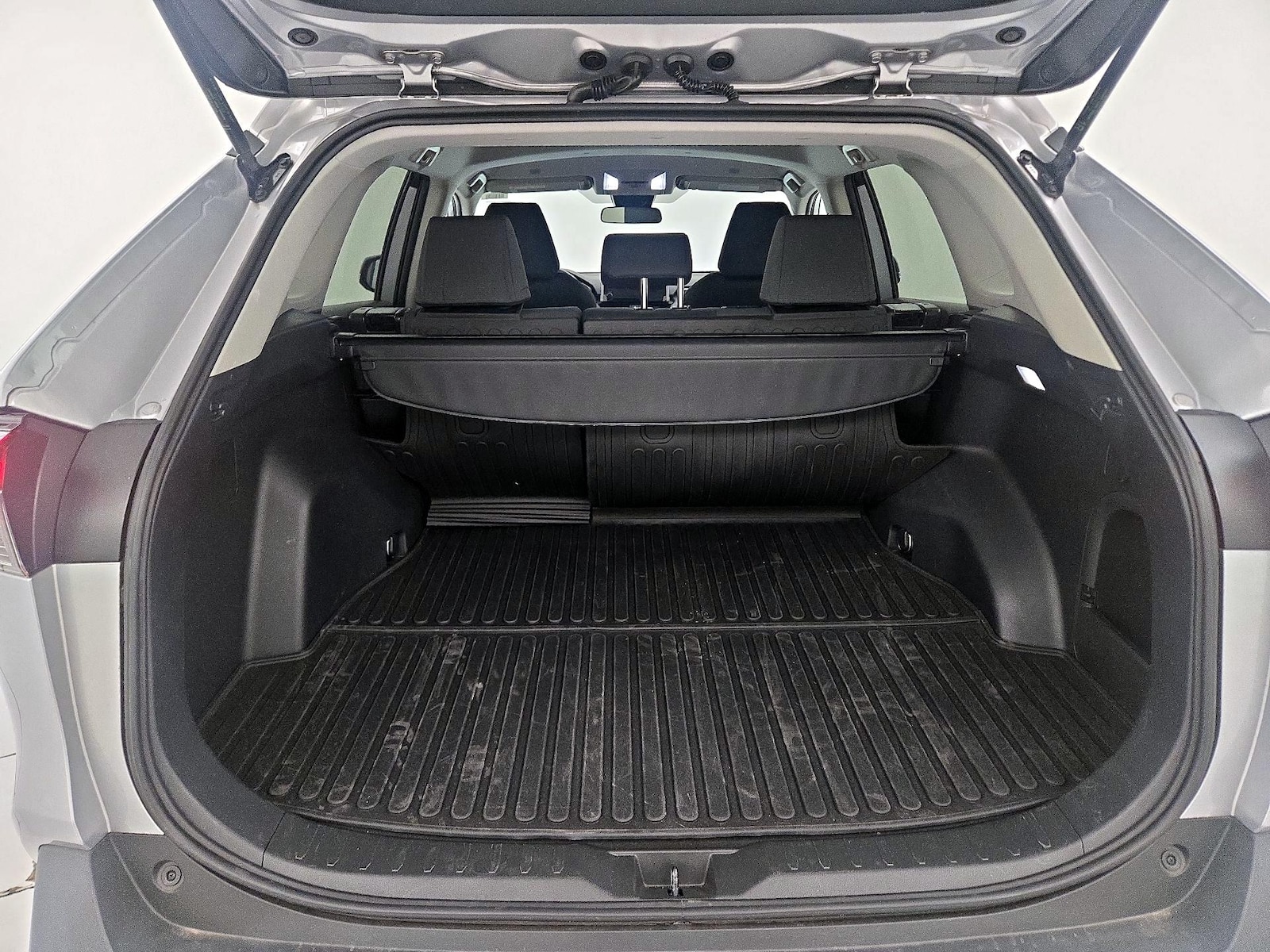 2025 Toyota RAV4 XLE - Photo 21