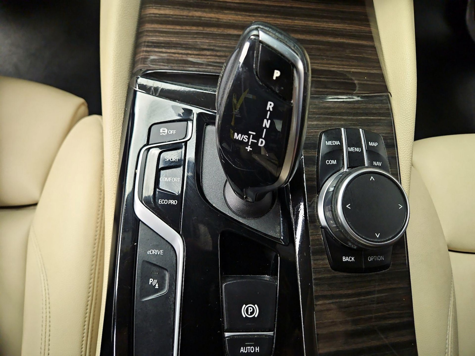 2018 BMW 5 Series 530e - Photo 19