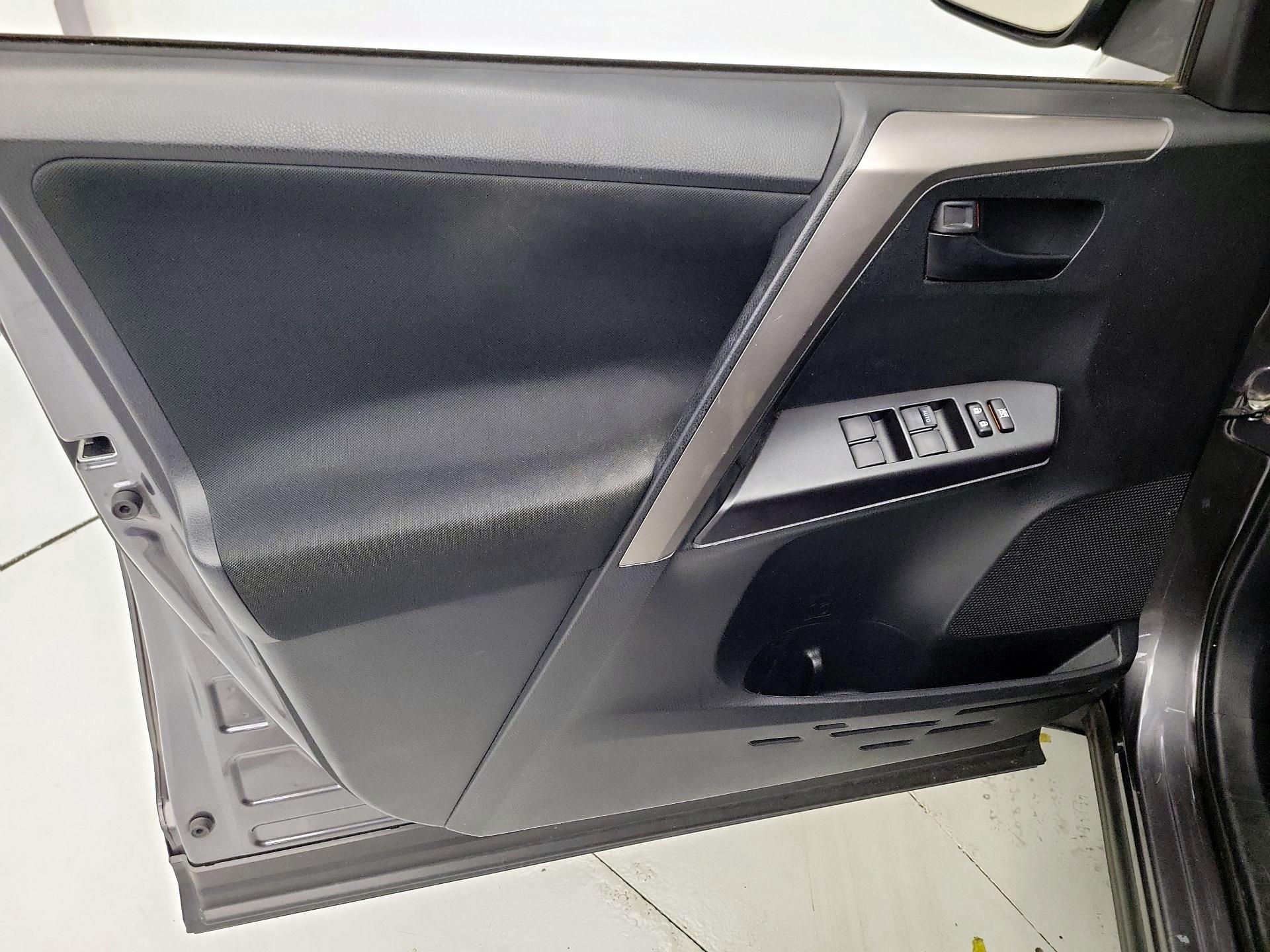 Thumbnail: 2016 Toyota RAV4 - 12