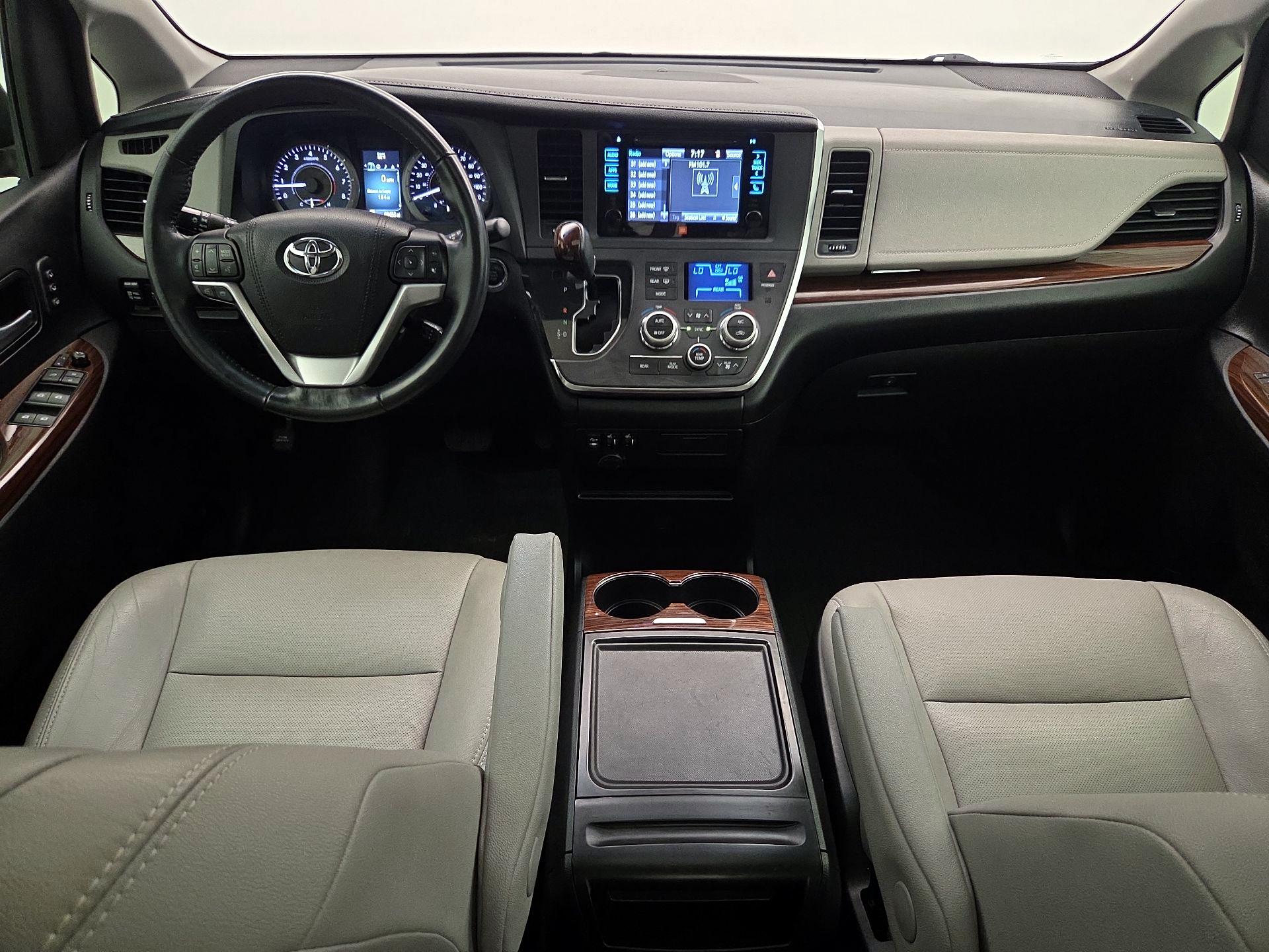 Thumbnail: 2017 Toyota Sienna - 9
