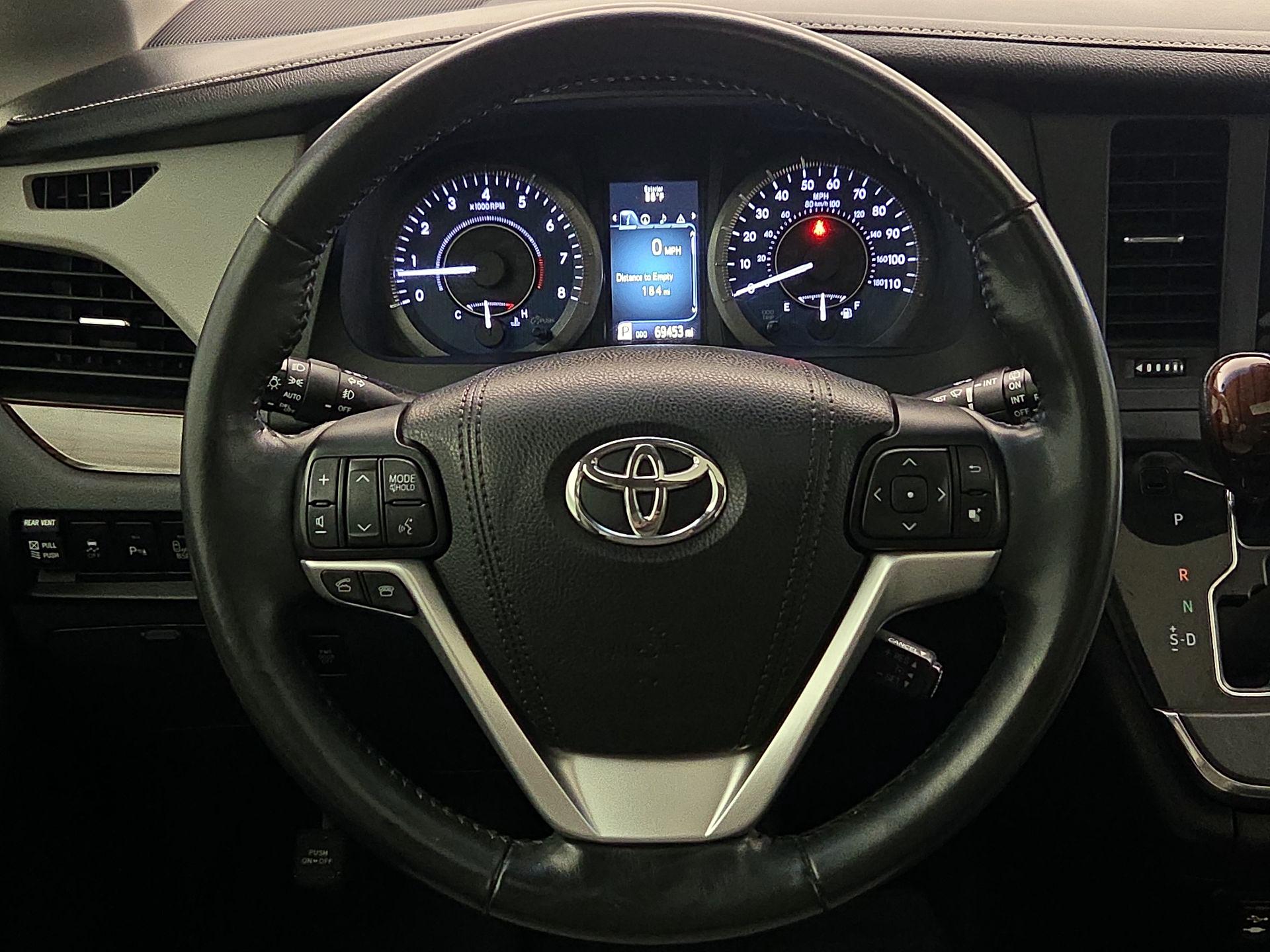 Thumbnail: 2017 Toyota Sienna - 10