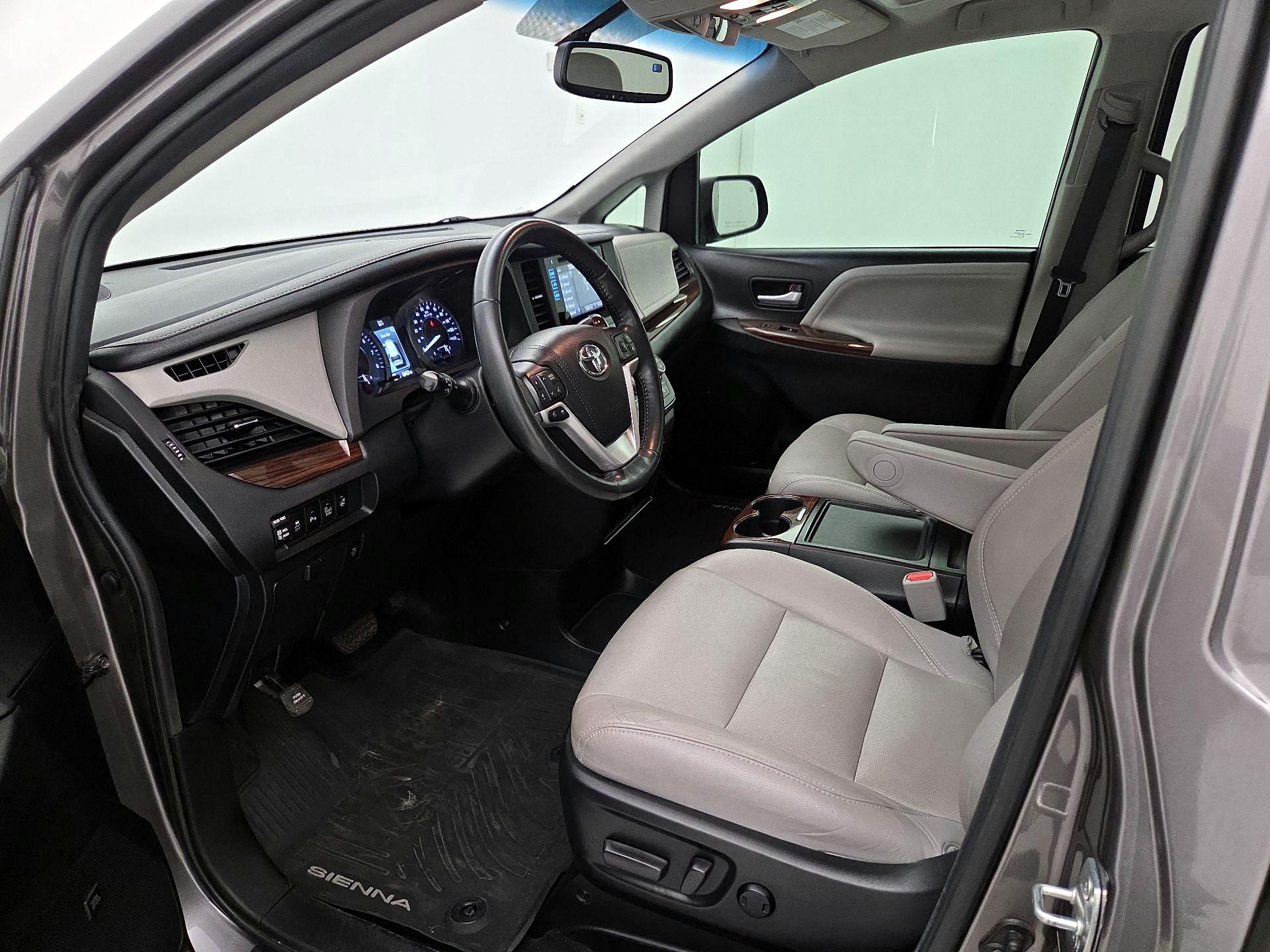 Thumbnail: 2017 Toyota Sienna - 11