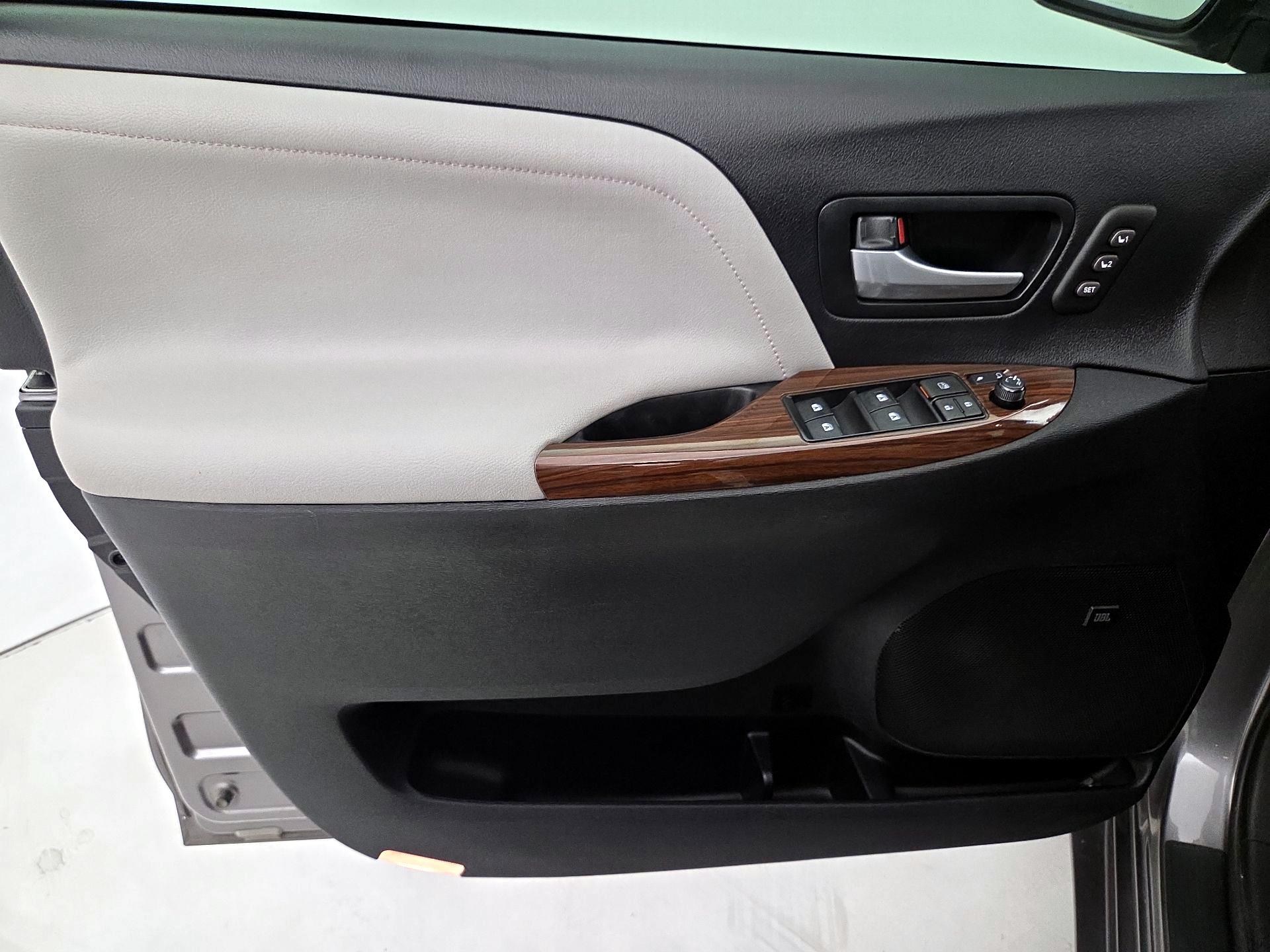 Thumbnail: 2017 Toyota Sienna - 12