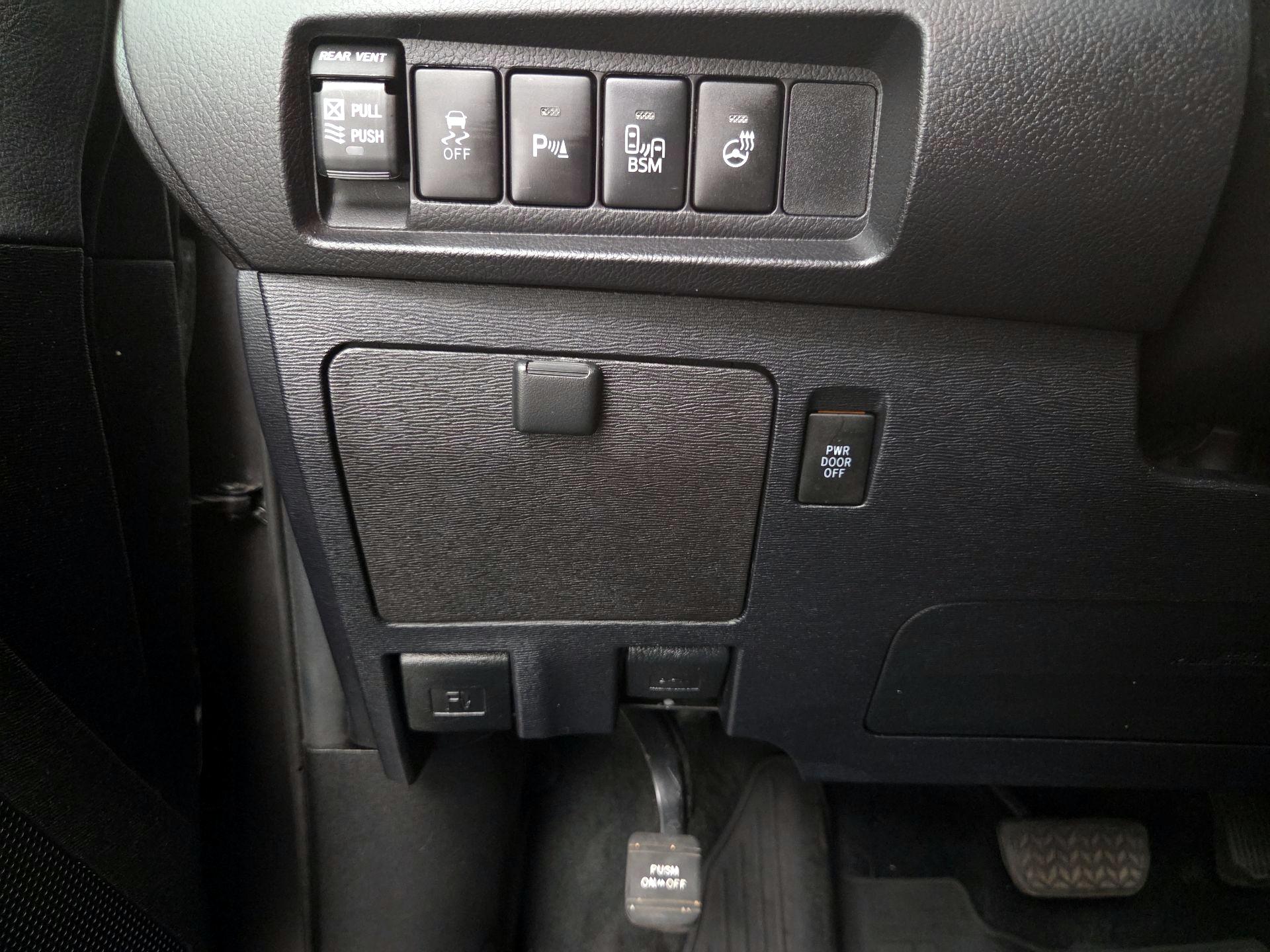 Thumbnail: 2017 Toyota Sienna - 13