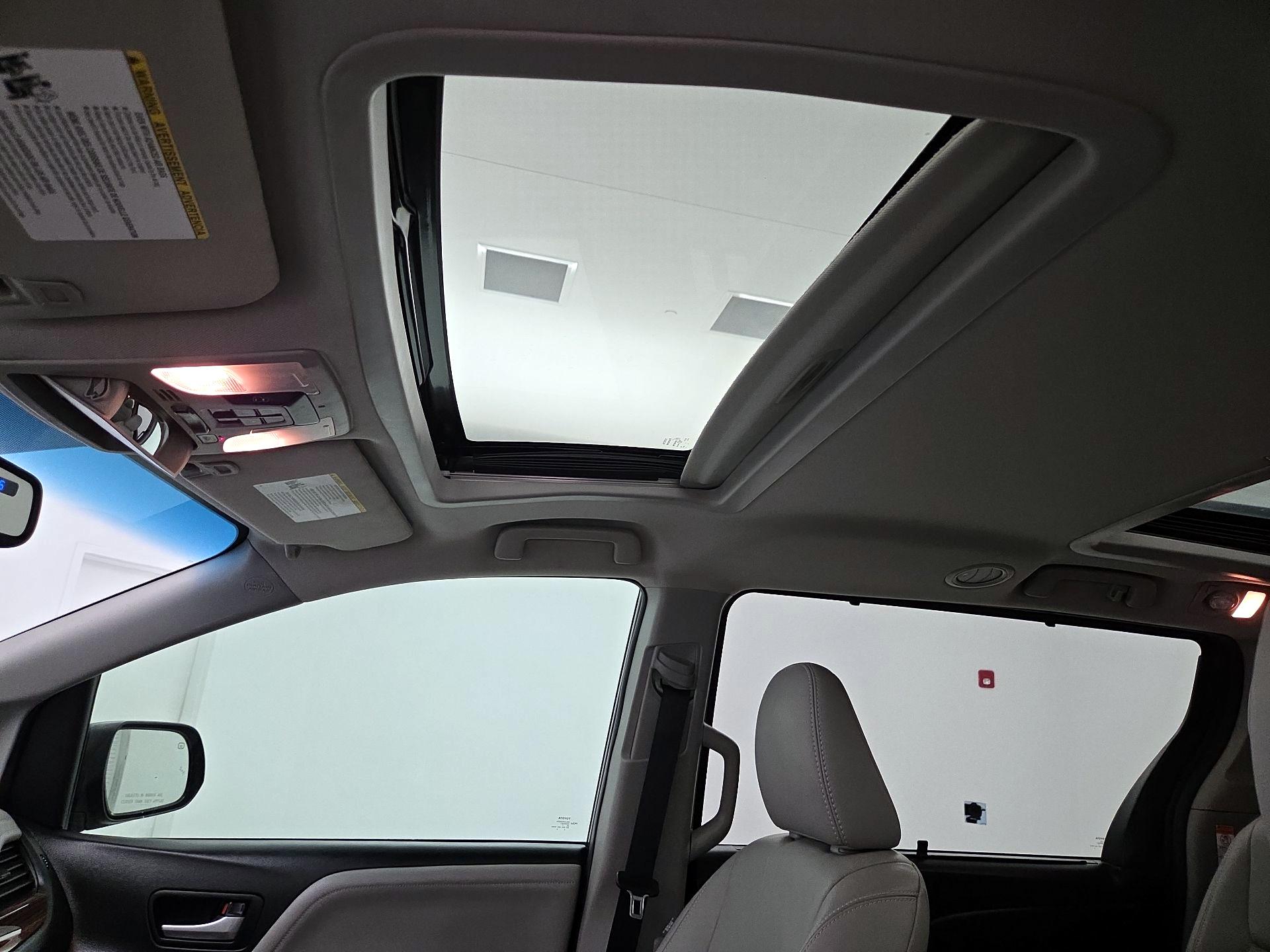 Thumbnail: 2017 Toyota Sienna - 19