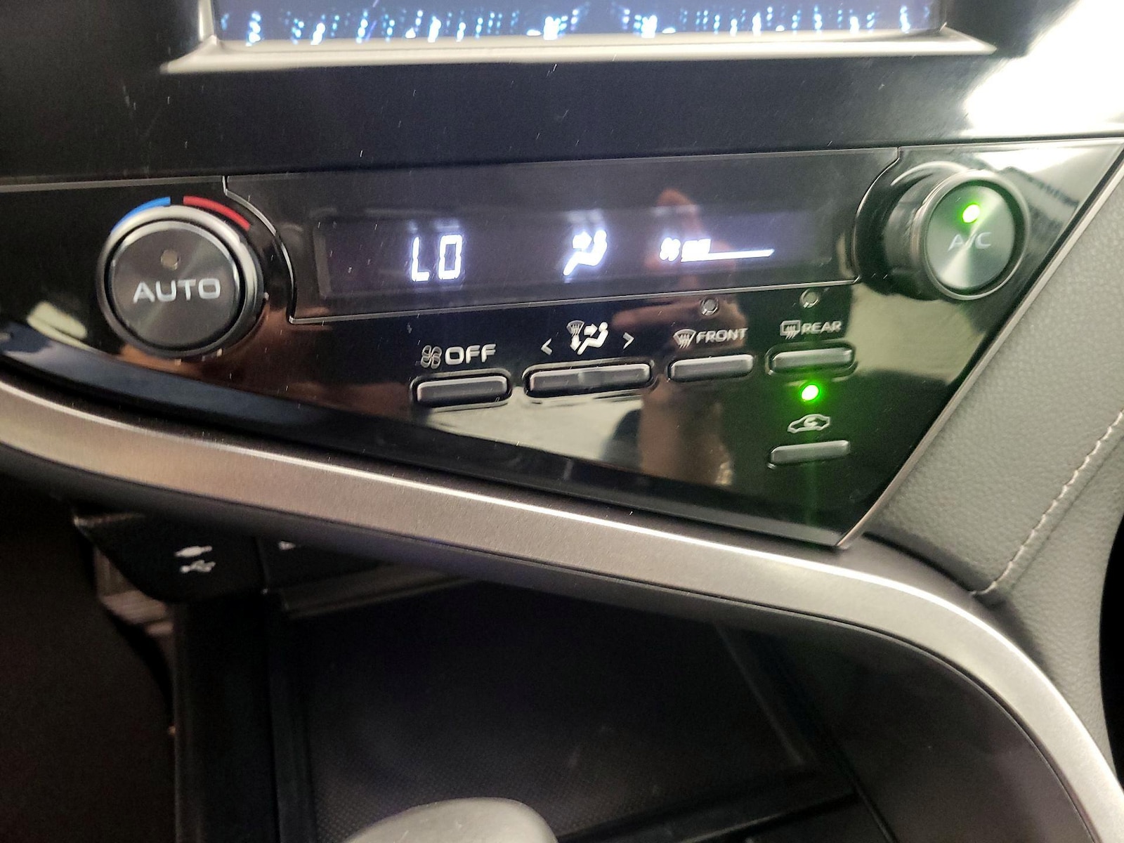 2019 Toyota Camry SE - Photo 17