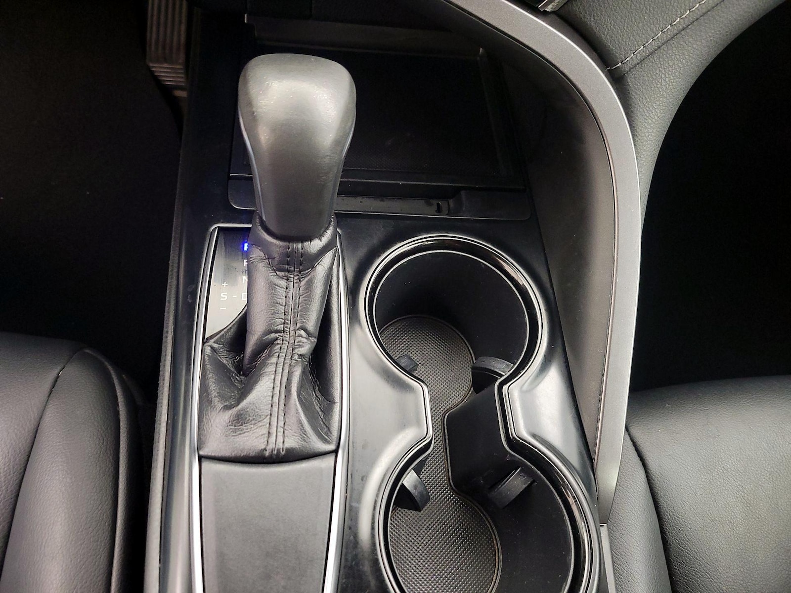 2019 Toyota Camry SE - Photo 18
