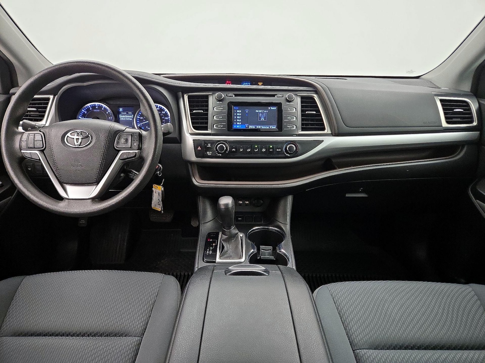 2019 Toyota Highlander LE - Photo 10