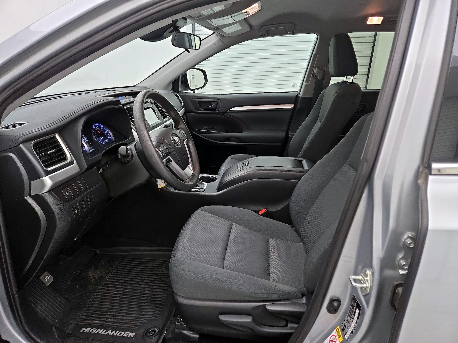 2019 Toyota Highlander LE - Photo 12